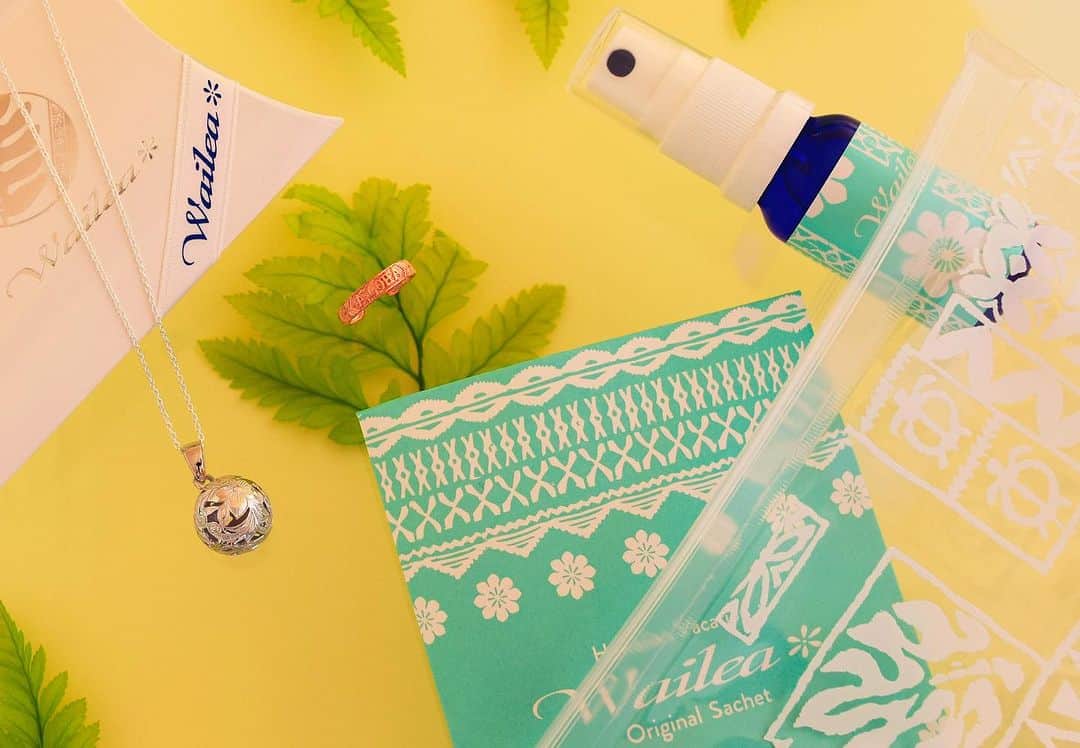 のインスタグラム：「ALOHA！  ワイレアオンラインストアです。  オンラインストアでは、夏にピッタリなハワイを感じ楽しんでいただけるサマーセットをご用意いたしました。  水のレジャーや小物入れとしてもお使いいただけるポーチの中に、ハワイを感じる香りのアロマとハワイからの輸入アクセサリーをセットにしてお届けいたします。 ※数量限定  販売開始は7月1日より、2万円相当のアイテムが入ったお得なセットとなりますので、是非このご機会にお買い求め下さいませ。  Mahalo nui loa」