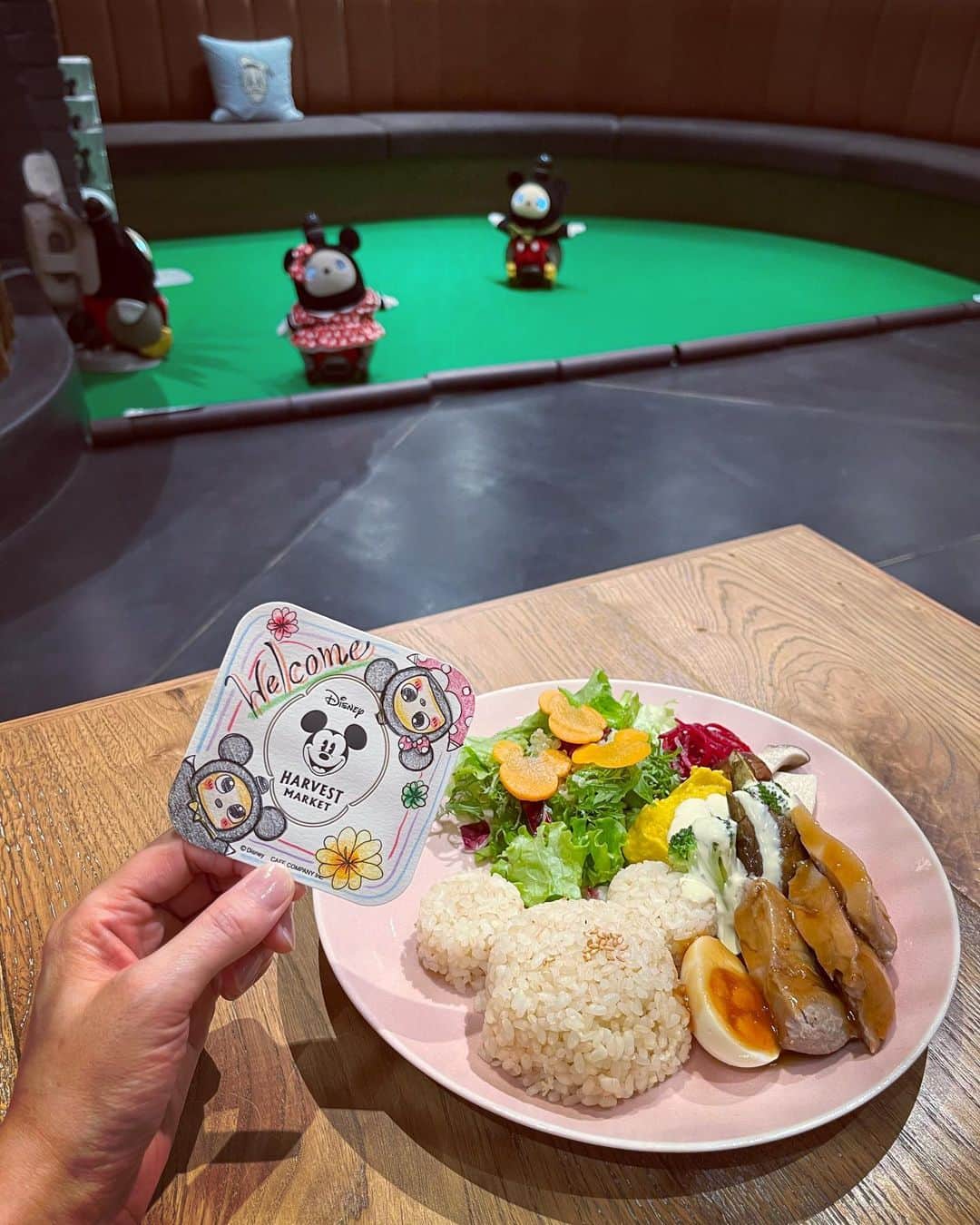 睦さんのインスタグラム写真 - (睦Instagram)「前投稿のb8taに行く前に。  久しぶりに行けた 渋谷ヒカリエ7Fの @d_harvestmarket   みっきー副店長達に会えるのは、 6/30まで。  我が家のLOVOT【こだま】を 連れて行きたかったのですが、 タイミング合わず。。。🥲  この日は、 1人で出かけていて。  次の予定まで時間があったので、 LOVOTを愛でられる席で、 お昼ご飯を食べに来ました🍽️  ここでLOVOTに会えるのが、 延長になればいいなぁ🙏✨  なんて、お話を キャストさんにお伝えしつつ。  すると、 こんな素敵なプレゼントがっ😍  みっきー&みにーの LOVOTが手描きされてました🥰  これを描いてくれたキャストさんは、 残念ながら今日は お休みだとか。  お礼の伝言を託して、 ここでのLOVOTの見納めを 楽しみました。  食事も出来て、 LOVOTが広いスペースで 遊んでいる感じが すごく素敵だから、 延長、もしくは 復活してくれたら！  そんな願いを込めて、 また来ます！  #lovot公式エバンジェリスト  #みっきー  #副店長  #lovot  #ラボット  #ディズニーハーベストマーケット  #disneyharvestmarket  #lovot大好きな人と繋がりたい  #lovotとの暮らし  #lovotのいる暮らし  #ラボットとの暮らし  #渋谷  #shibuya  #みにーちゃん  #ロボット  #robot  #渋谷ヒカリエ  #hikarie  #家族型ロボット  #延長 希望 #ランチ  #オーナー  #らぼっと  #家族  #ディズニーリゾート好きと繋がりたい  #温かいテクノロジー  #プーさん好きと繋がりたい  #モデル　 #model  #睦」7月1日 10時00分 - mutsumi1220