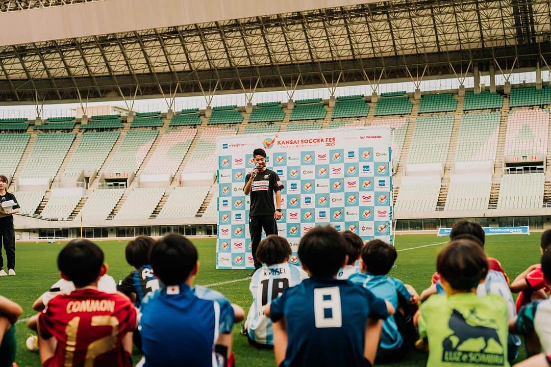 田中裕介さんのインスタグラム写真 - (田中裕介Instagram)「『アート引越センター Presents KANSAI SOCCER FES 2023 Supported by YANMAR』 第2回“NEXT GENERATION LEADER”  6月28日（水）に第2回KANSAI SOCCER FESが 大阪市のヤンマースタジアム長居にて無事に開催されました。 昨年の11月に創設されたこのサッカーイベントですが 多くの方々のご協力、ご支援のおかげで 無事に第2回目のイベントが開催することができました。  KANSAI SOCCER FESは プロの世界で戦うサッカー選手、またはプロの世界で 長く競技生活を続けて活躍してきた方を講師に招き 次世代を担う子供達へ自身が持つ技術や経験を 伝えてもらうイベントになります。 過去にワールドカップの試合が行われたヤンマースタジアム長居という素晴らしいスタジアムで第2回が開催できたことを大変感謝しております。  関係者の皆様 ありがとうございました！  KANSAI SOCCER FES 主催者  田中裕介」7月1日 10時00分 - yusuketanaka_official