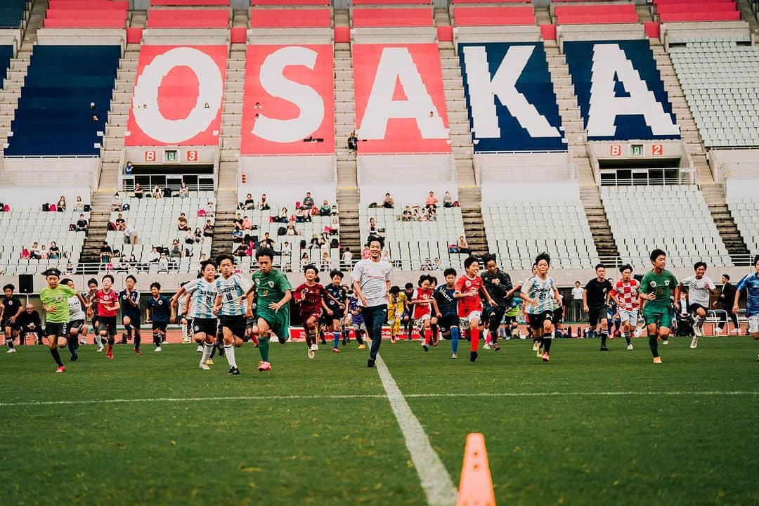 田中裕介さんのインスタグラム写真 - (田中裕介Instagram)「『アート引越センター Presents KANSAI SOCCER FES 2023 Supported by YANMAR』 第2回“NEXT GENERATION LEADER”  6月28日（水）に第2回KANSAI SOCCER FESが 大阪市のヤンマースタジアム長居にて無事に開催されました。 昨年の11月に創設されたこのサッカーイベントですが 多くの方々のご協力、ご支援のおかげで 無事に第2回目のイベントが開催することができました。  KANSAI SOCCER FESは プロの世界で戦うサッカー選手、またはプロの世界で 長く競技生活を続けて活躍してきた方を講師に招き 次世代を担う子供達へ自身が持つ技術や経験を 伝えてもらうイベントになります。 過去にワールドカップの試合が行われたヤンマースタジアム長居という素晴らしいスタジアムで第2回が開催できたことを大変感謝しております。  関係者の皆様 ありがとうございました！  KANSAI SOCCER FES 主催者  田中裕介」7月1日 10時00分 - yusuketanaka_official