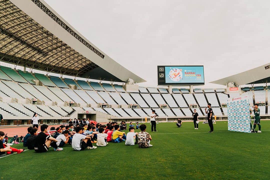 田中裕介さんのインスタグラム写真 - (田中裕介Instagram)「『アート引越センター Presents KANSAI SOCCER FES 2023 Supported by YANMAR』 第2回“NEXT GENERATION LEADER”  6月28日（水）に第2回KANSAI SOCCER FESが 大阪市のヤンマースタジアム長居にて無事に開催されました。 昨年の11月に創設されたこのサッカーイベントですが 多くの方々のご協力、ご支援のおかげで 無事に第2回目のイベントが開催することができました。  KANSAI SOCCER FESは プロの世界で戦うサッカー選手、またはプロの世界で 長く競技生活を続けて活躍してきた方を講師に招き 次世代を担う子供達へ自身が持つ技術や経験を 伝えてもらうイベントになります。 過去にワールドカップの試合が行われたヤンマースタジアム長居という素晴らしいスタジアムで第2回が開催できたことを大変感謝しております。  関係者の皆様 ありがとうございました！  KANSAI SOCCER FES 主催者  田中裕介」7月1日 10時00分 - yusuketanaka_official