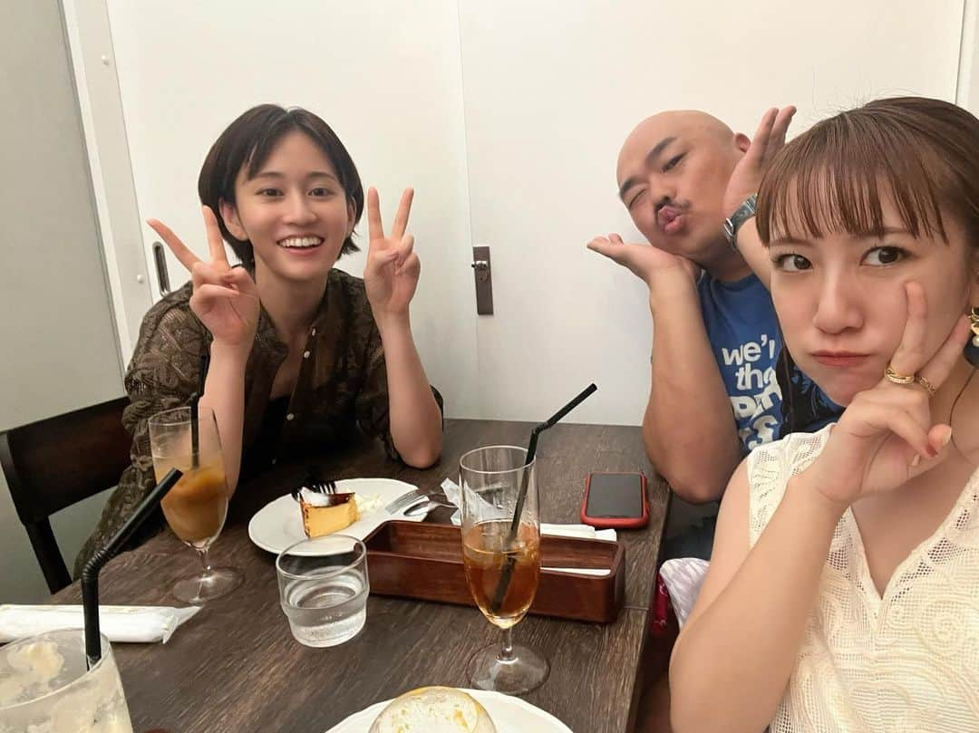 高橋みなみさんのインスタグラム写真 - (高橋みなみInstagram)「あっという間に7月☀️  久しぶりに敦子に会えました😊✨ ご飯食べておさんぽしてお茶して、あっという間に時間が経ってびっくり！  未知との遭遇でクロも合流😏 2人が会うの10年ぶりくらいだったらしい笑 推しメンに会えて嬉しそうなクロが面白かった😂  お天気不安定だけど、皆さん良き週末をお過ごしください！ 7月もがんばろー✨  #7月 #あつみな」7月1日 10時04分 - taka37_chan