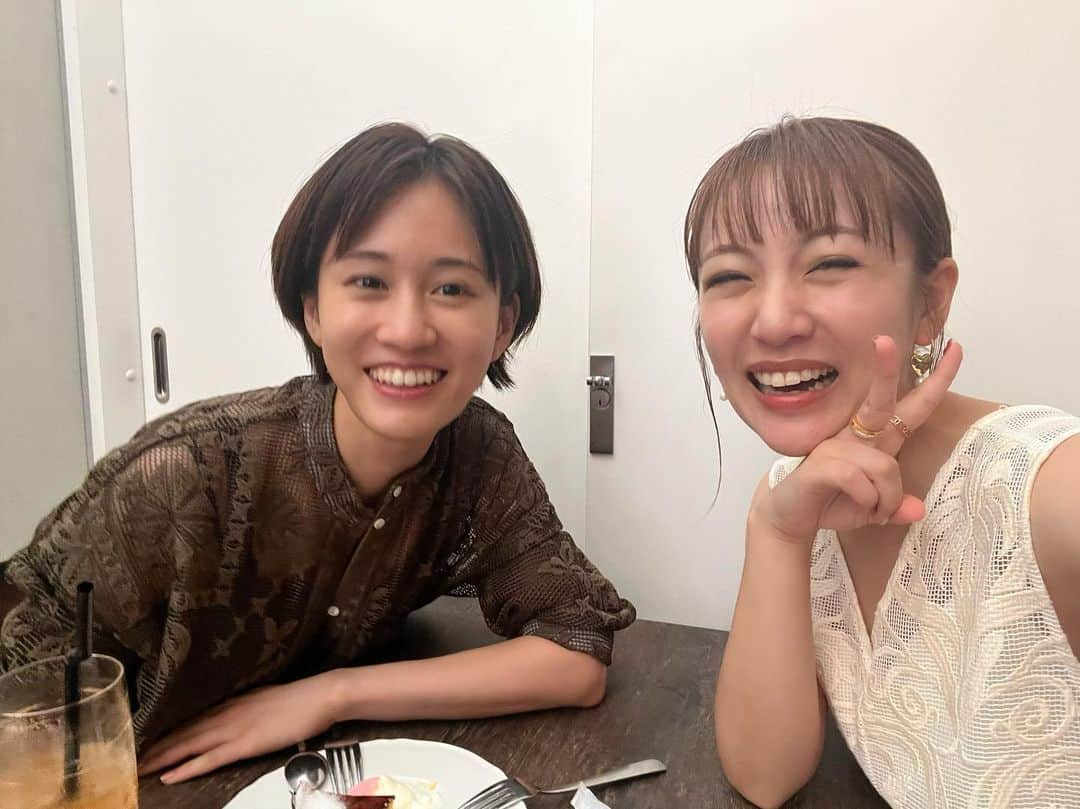 高橋みなみさんのインスタグラム写真 - (高橋みなみInstagram)「あっという間に7月☀️  久しぶりに敦子に会えました😊✨ ご飯食べておさんぽしてお茶して、あっという間に時間が経ってびっくり！  未知との遭遇でクロも合流😏 2人が会うの10年ぶりくらいだったらしい笑 推しメンに会えて嬉しそうなクロが面白かった😂  お天気不安定だけど、皆さん良き週末をお過ごしください！ 7月もがんばろー✨  #7月 #あつみな」7月1日 10時04分 - taka37_chan