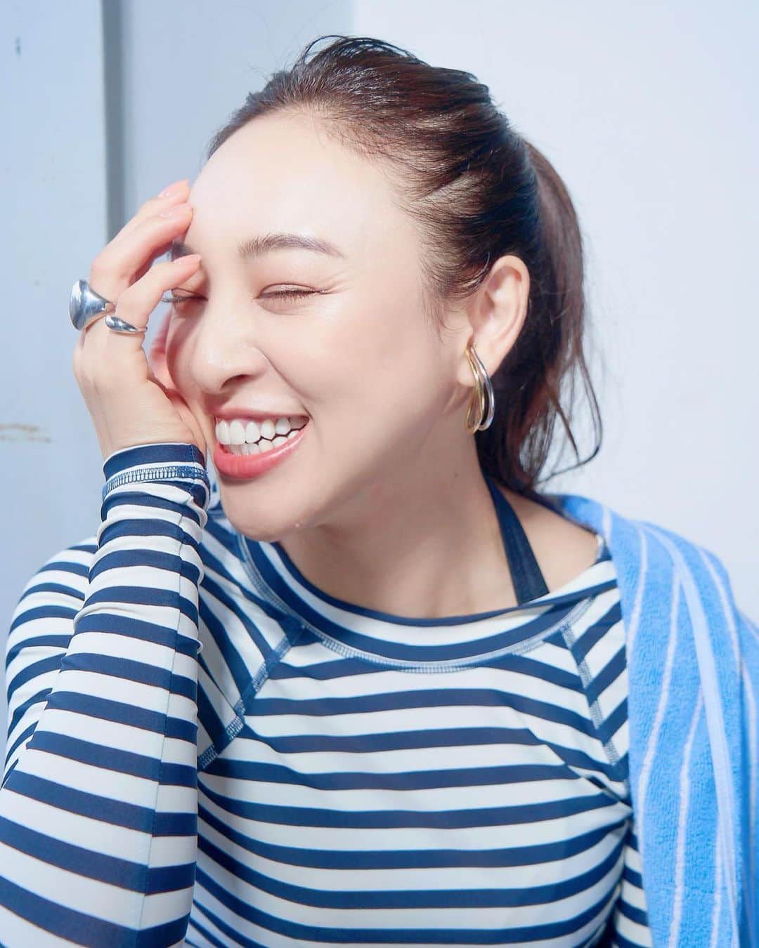 音月桂のインスタグラム：「7月  夏の音は明るく賑やかで 高く乾いた空に跳ね返って より輝きを増して戻り聞こえる。  言葉も同じ。  誰かの心に届いて響いて いずれ、自分に返ってくる。  あふれる言葉を丁寧にリズムにのせて 爽やかで優しい音色が この夏を豊かにしてくれますように。  Wishing you the best summer ever!　 더운 여름 잘 보내세요.  styling/ @masami__tanaka  hair make/ @kanesawamiho  photographer/ @harapekonico   #7月 #July #칠월」