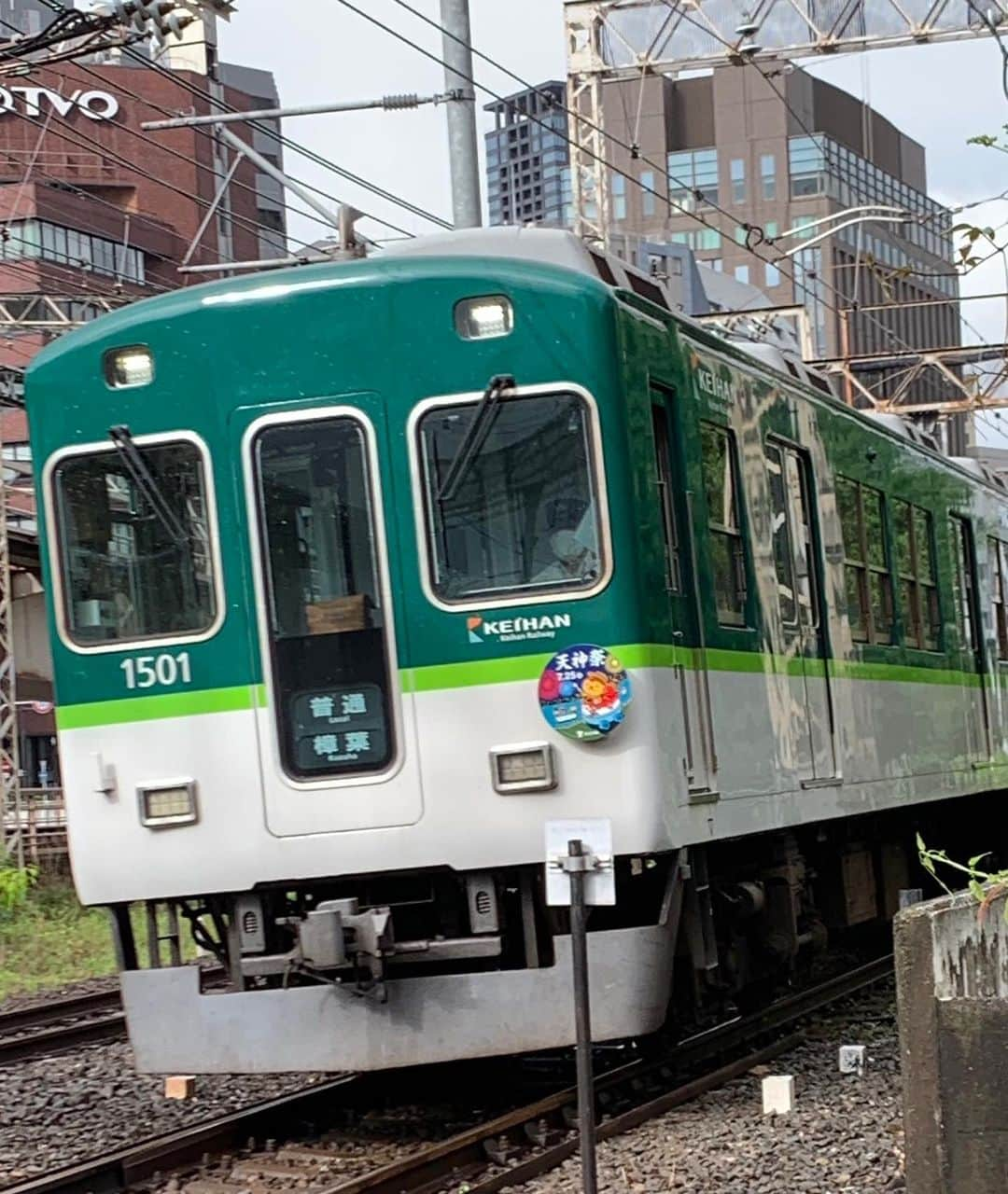 テレビ大阪 宣伝部のインスタグラム：「#夏だ祭りだテレビ大阪  /／ 京阪電気鉄道✖️テレビ大阪 天神祭 たこるくん 列車 発車オーライ👏🎊　 \＼  テレビ大阪は今年も 7/25天神祭を生中継📡⚡️  ———————○———- 天神祭を盛り上げよう！ ——○————————-  という事で、 京阪電気鉄道さんと コラボが実現！  本日7/1〜 元気いっぱい走っています⭕️  たこるくんのヘッドマークが ついた列車は〜7/25まで✍️  1日1〜10往復↔️程度 走る予定です📸  今日も朝から☀️ 鉄道ファンの方々が チェック下さっていました📸 ありがとうございます🙏✨  #夏だ祭りだテレビ大阪  今年の夏も テレビ大阪は見るべき番組 盛りだくさんです！  #テレビ大阪 #京阪電気鉄道  #1000系１編成 #京阪電車 #京阪線 #天神祭 #天神祭生中継 #天神祭生中継2023 #たこるくん列車」