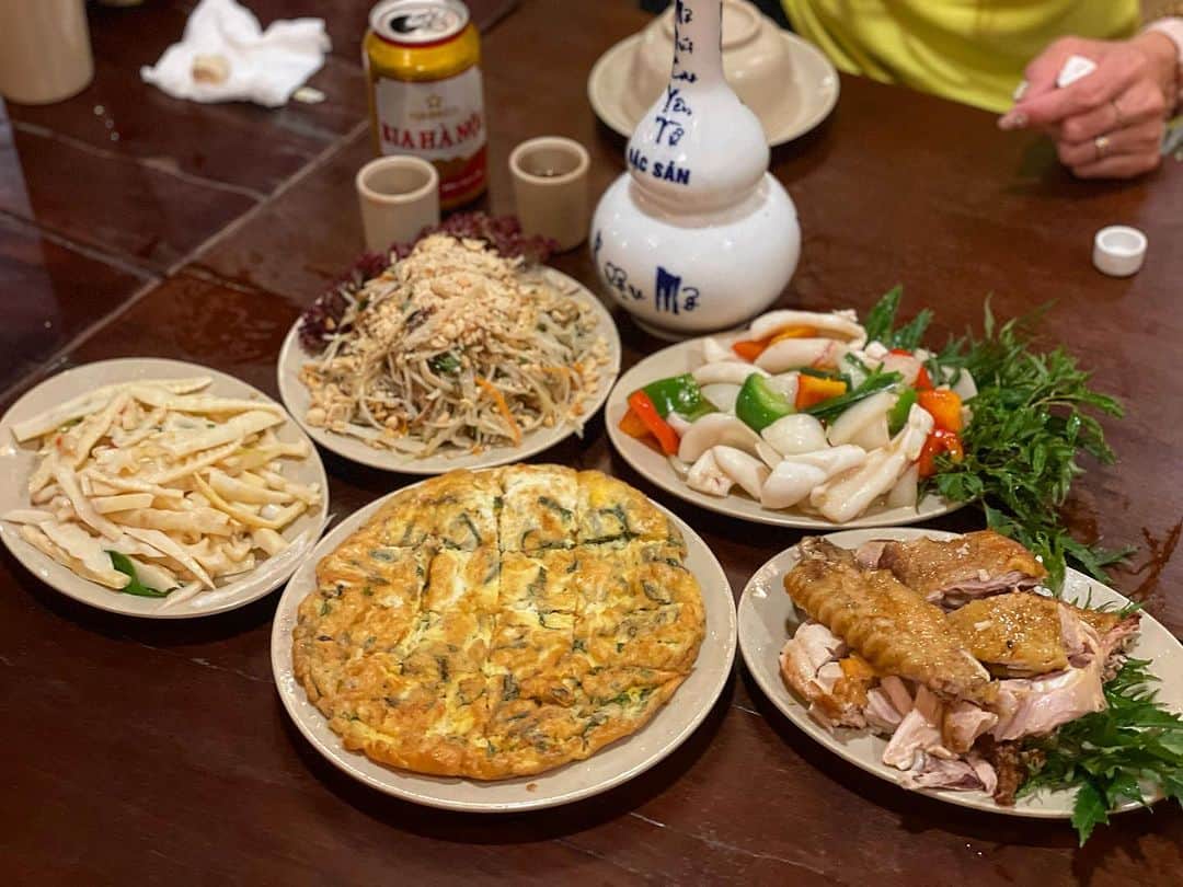 桐島かれんのインスタグラム：「夕食は、筍の炒め物、卵焼き、チキン、イカの炒め物などと、地酒の梅酒。 #yentu#vietnam」