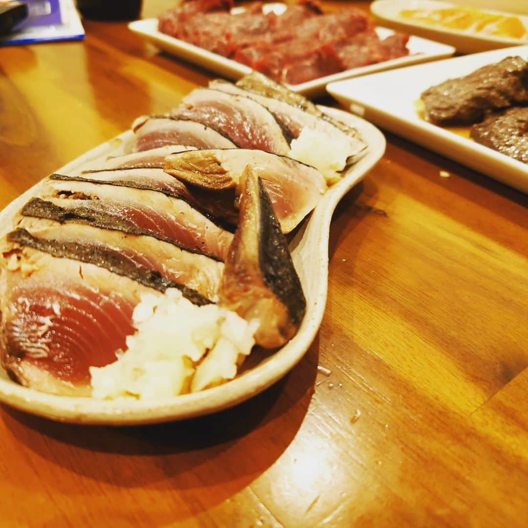 高井俊彦さんのインスタグラム写真 - (高井俊彦Instagram)「最高の魚屋さんめ〜っけた🙆‼️ #魚屋まつい @sakanaya_matsui 少し前からー。 お店の前を通り過ぎる時に気になってはいたのですが行く機会がなかったんです。 ですが昨日の朝、サムハラ神社参拝からウロウロしてて店の前を通りかかったら 【ニタリ鯨】 という旗に惹かれて立ち止まったんです👏 ニタリ鯨⁉️ ちょっと小憎たらしく笑う鯨を想像してしまうやん😂 元気な女性店員さんの『どうぞ！』の声に導かれて店内に。  新鮮で綺麗な魚がいっぱい⤴️⤴️⤴️  店内では、RPGで絶対にパーティーに入れたくなる斧を持つタイプのようなお兄さんが色んな魚をオススメして下さって ニタリ鯨✨ 藁焼きカツオのたたき✨ サーモン✨ を購入✌️ 晩御飯に焼き立てのカツオのたたきを食べたいから夕方に取りに来たいと伝えたら快諾頂けた🙏  おかげで家族も大満足の晩御飯になりました💓  夜にお誘いが合って中学の同級生がやってる丁度ええ店 #日本橋 #やおたみ  へ、またまた母校ではない高校のプチ同窓会に合流させてもらっていっぱい笑いました😁 #吉本新喜劇座員総選挙 #しんきげきといっしょ の応援をしてもらえて最幸でした✨✨✨」7月1日 10時20分 - takai_toshihiko