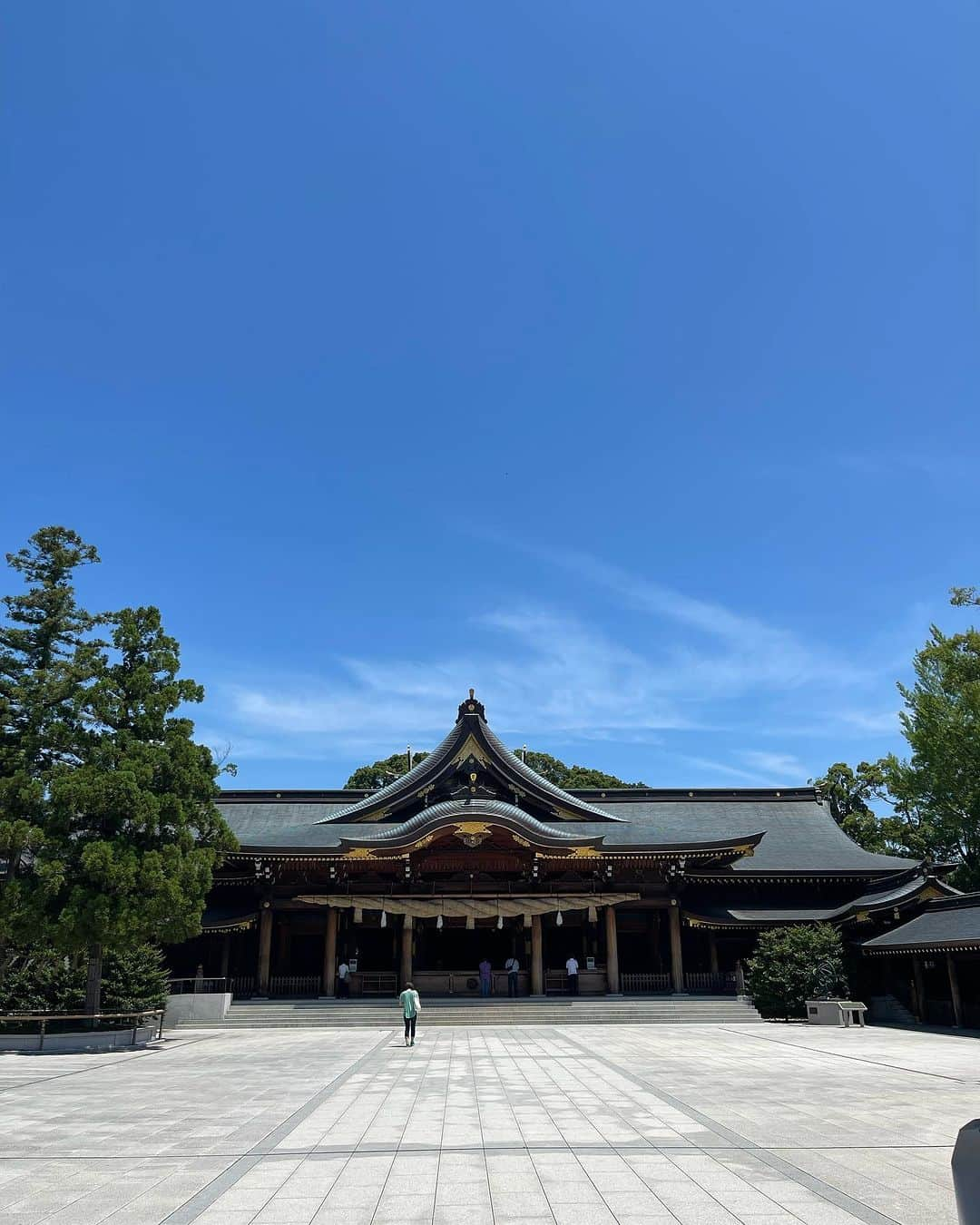 MAMIさんのインスタグラム写真 - (MAMIInstagram)「半年ぶりの 寒川神社  祈祷してきました 2023年は1ヶ月が1年くらいの 変化に富んでる気がするわ。  抜けるような青空の日  助手席で日傘を刺す女  サイドが見えないと ブーブー言われながら 傘を握りしめる。  合流は一瞬🚗 紫外線は一生☀️   光老化は1番の課題。  #紫外線対策#美白マニア#イエベ春#メラニン多め系女子 #寒川神社#八方除け#交通安全#夏日#MAMIRC#GREEN#美容家」7月1日 10時33分 - mami_rcj