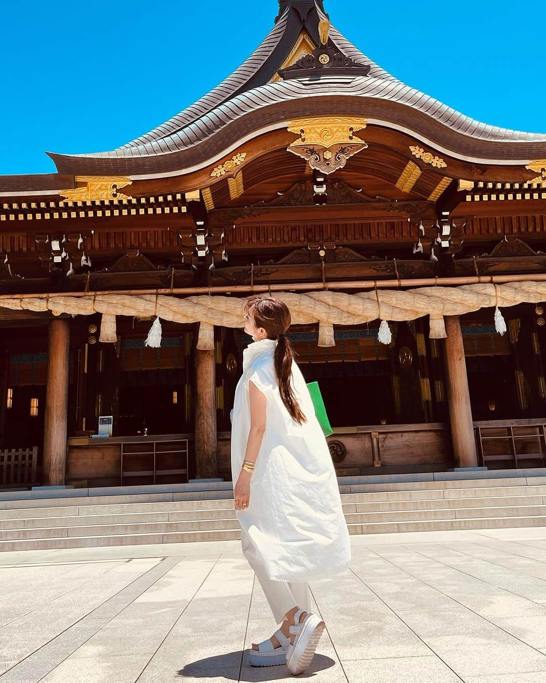 MAMIさんのインスタグラム写真 - (MAMIInstagram)「半年ぶりの 寒川神社  祈祷してきました 2023年は1ヶ月が1年くらいの 変化に富んでる気がするわ。  抜けるような青空の日  助手席で日傘を刺す女  サイドが見えないと ブーブー言われながら 傘を握りしめる。  合流は一瞬🚗 紫外線は一生☀️   光老化は1番の課題。  #紫外線対策#美白マニア#イエベ春#メラニン多め系女子 #寒川神社#八方除け#交通安全#夏日#MAMIRC#GREEN#美容家」7月1日 10時33分 - mami_rcj