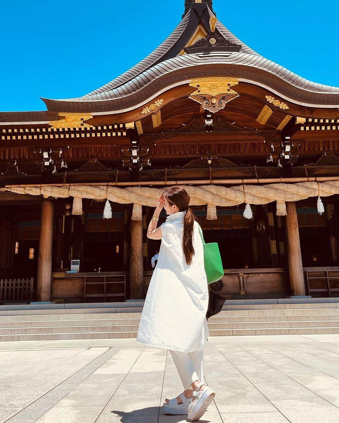 MAMIさんのインスタグラム写真 - (MAMIInstagram)「半年ぶりの 寒川神社  祈祷してきました 2023年は1ヶ月が1年くらいの 変化に富んでる気がするわ。  抜けるような青空の日  助手席で日傘を刺す女  サイドが見えないと ブーブー言われながら 傘を握りしめる。  合流は一瞬🚗 紫外線は一生☀️   光老化は1番の課題。  #紫外線対策#美白マニア#イエベ春#メラニン多め系女子 #寒川神社#八方除け#交通安全#夏日#MAMIRC#GREEN#美容家」7月1日 10時33分 - mami_rcj