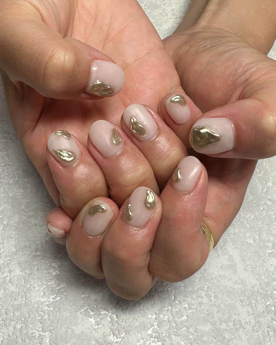 瀬戸サオリのインスタグラム：「マットなカサカサ質感💅  好きすぎて しばらくリピートしたい🏝️🐚」