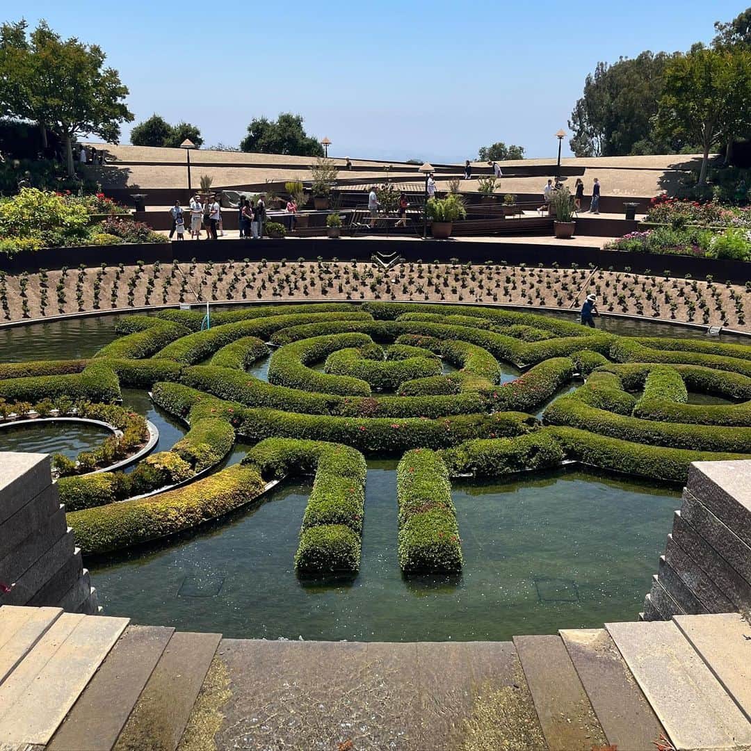 鈴木ことねのインスタグラム：「○ Getty Center🎶 ・ ・ いろんな美術品に触れました☺️ 全部見尽くそうと思ったら1日じゃ足りない😳 これが入場無料はすごいなぁ ・ ・ #gettycenter #美術館 #美術館巡り #losangeles #california」