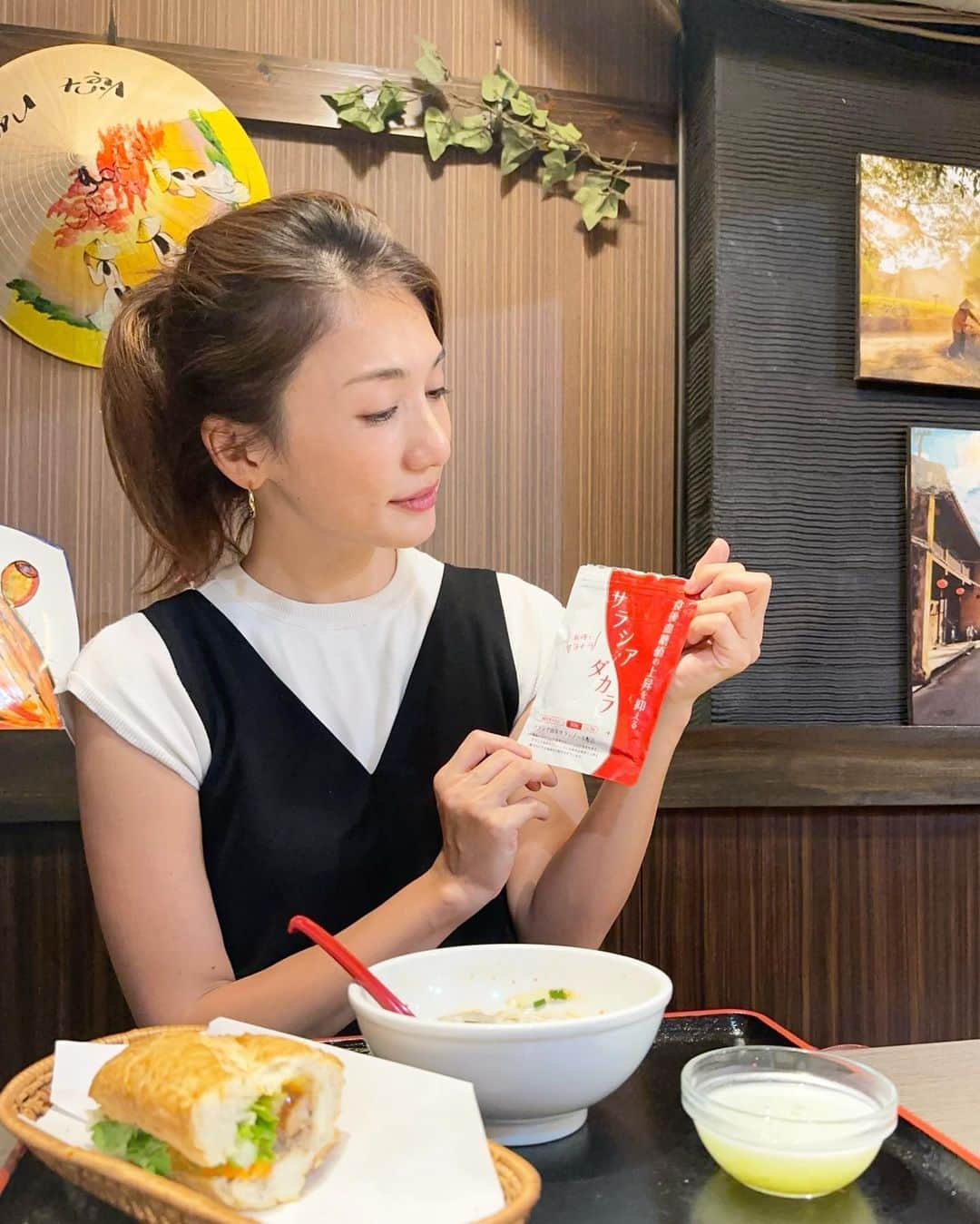 戸崎奈津のインスタグラム：「lunch🍴 お気に入りのベトナム料理で🇻🇳  このサプリは、サラダボウル専門店のGreen Brothers🥗×大阪焼肉・ホルモンふたごが共同開発して作ったダイエットサプリ😻ってだけで気になってた😌  サラシア由来のサラシノールが、食後血糖値の上昇を抑える！サラシア＋14種の厳選成分✨  血糖値の急上昇によって脂肪を蓄えやすくなり太る原因に🥹眠くなったりもするしね🥹👏 食べるの好きなので必要〜✨ #サラシアダカラ #サラシア #ダイエットサプリメント #サラダボウル専門店 #Greenbrothers #グリーンブラザーズ #美容 #機能性表示食品 #血糖値 #ベトナム料理」