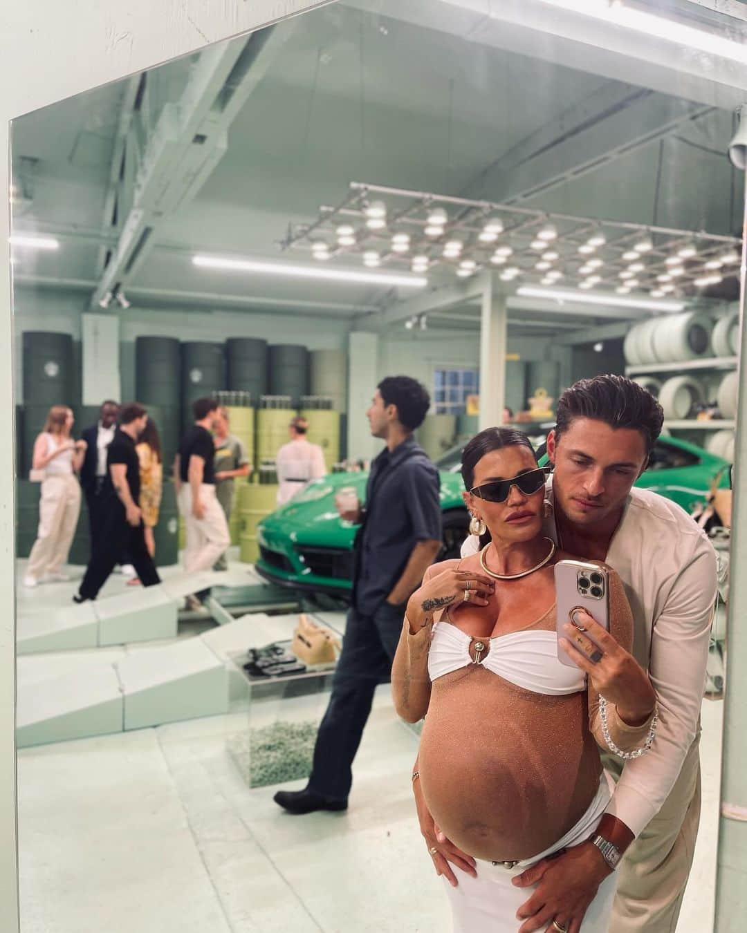 ハーベイ・ニュートン・ヘイドンさんのインスタグラム写真 - (ハーベイ・ニュートン・ヘイドンInstagram)「Great evening. Great decor. Great outfits. Great babybumps. Just great all round 😁  @mytheresa.com X @flamingo_estate」7月1日 10時46分 - harveynh