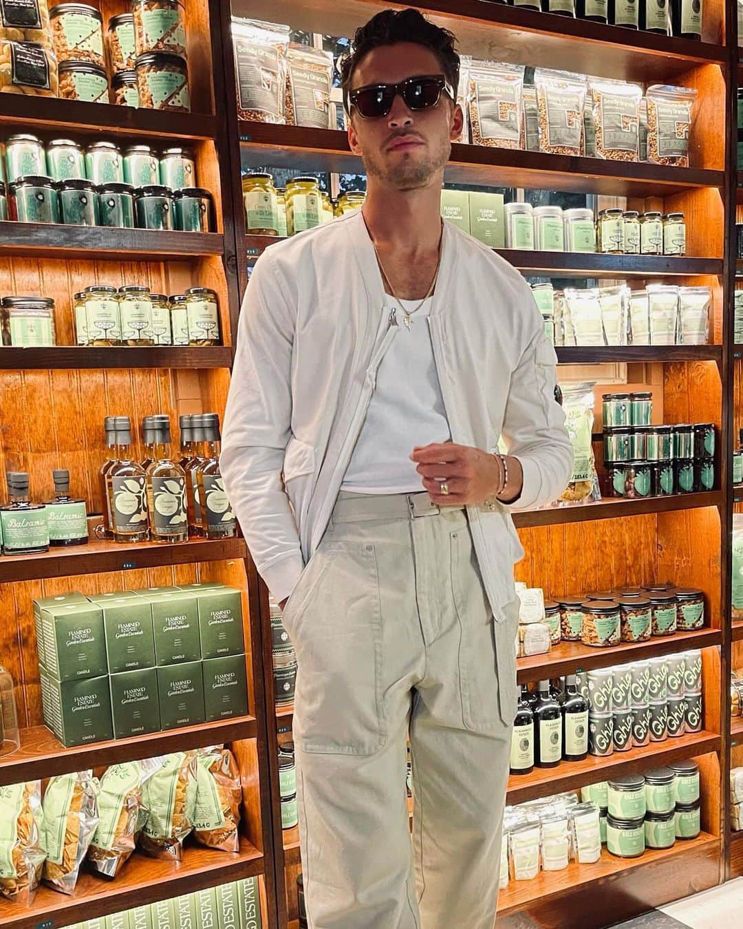 ハーベイ・ニュートン・ヘイドンのインスタグラム：「Great evening. Great decor. Great outfits. Great babybumps. Just great all round 😁  @mytheresa.com X @flamingo_estate」