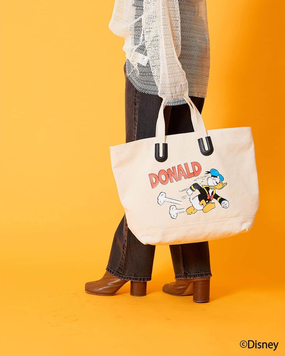 JOURNAL STANDARDさんのインスタグラム写真 - (JOURNAL STANDARDInstagram)「人気のBAGブランド NOMADISより DISNEY スペシャルコレクションのアイテムが登場。  NOMADIS でも定番のモデル Arles にそれぞれミッキーマウス、ドナルドをプリントしたスペシャルアイテムは持つだけで気分の上がるデザイン。 ゆったりと着用できるサイズ感のTシャツは、一枚でももちろん、シャツやジャケットなどのインに着ても映えるスペシャルな仕上がりです。  ナチュラルなカラーをベースにしているので、ユニセックスでも使っていただけるカジュアルなアイテムです。  ——————————  ■DISNEY / NOMADIS＊for JOURNAL STANDARD 別注Tシャツ ¥13,200 no.23070410008010  ■DISNEY / NOMADIS＊for JOURNAL STANDARD Arles XL：別注トートバッグ ¥20,900 no.23092410010810  ●お届け予定：7月中旬 ●限定数量に達し次第、締め切りとなります  ——————————  @onkanaa @baycrews  ——————————  #2023_07_newarrival#baycrews #baycrewsstore #journalstandardladies #journalstandard #2023spring #spring #ジャーナルスタンダード #レディースファッション #ベイクルーズ #大人コーデ #夏コーデ #夏物 #夏服 #大人コーデ#30代コーデ#40代コーデ#ディズニー#ディズニーファッション#ミッキー#ドナルド#ミッキーアイテム#ドナルドアイテム」7月1日 10時47分 - journalstandard.jp