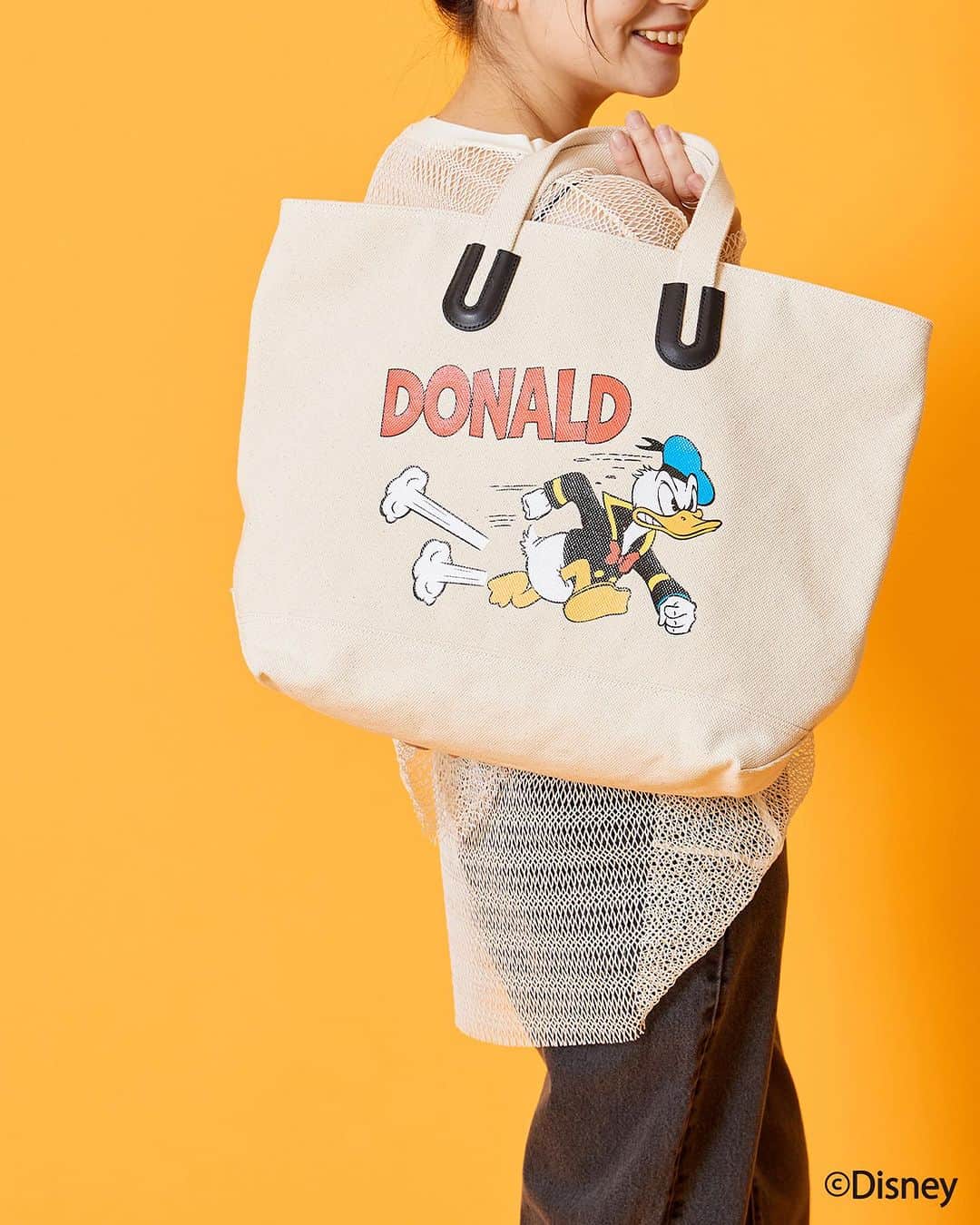 JOURNAL STANDARDさんのインスタグラム写真 - (JOURNAL STANDARDInstagram)「人気のBAGブランド NOMADISより DISNEY スペシャルコレクションのアイテムが登場。  NOMADIS でも定番のモデル Arles にそれぞれミッキーマウス、ドナルドをプリントしたスペシャルアイテムは持つだけで気分の上がるデザイン。 ゆったりと着用できるサイズ感のTシャツは、一枚でももちろん、シャツやジャケットなどのインに着ても映えるスペシャルな仕上がりです。  ナチュラルなカラーをベースにしているので、ユニセックスでも使っていただけるカジュアルなアイテムです。  ——————————  ■DISNEY / NOMADIS＊for JOURNAL STANDARD 別注Tシャツ ¥13,200 no.23070410008010  ■DISNEY / NOMADIS＊for JOURNAL STANDARD Arles XL：別注トートバッグ ¥20,900 no.23092410010810  ●お届け予定：7月中旬 ●限定数量に達し次第、締め切りとなります  ——————————  @onkanaa @baycrews  ——————————  #2023_07_newarrival#baycrews #baycrewsstore #journalstandardladies #journalstandard #2023spring #spring #ジャーナルスタンダード #レディースファッション #ベイクルーズ #大人コーデ #夏コーデ #夏物 #夏服 #大人コーデ#30代コーデ#40代コーデ#ディズニー#ディズニーファッション#ミッキー#ドナルド#ミッキーアイテム#ドナルドアイテム」7月1日 10時47分 - journalstandard.jp