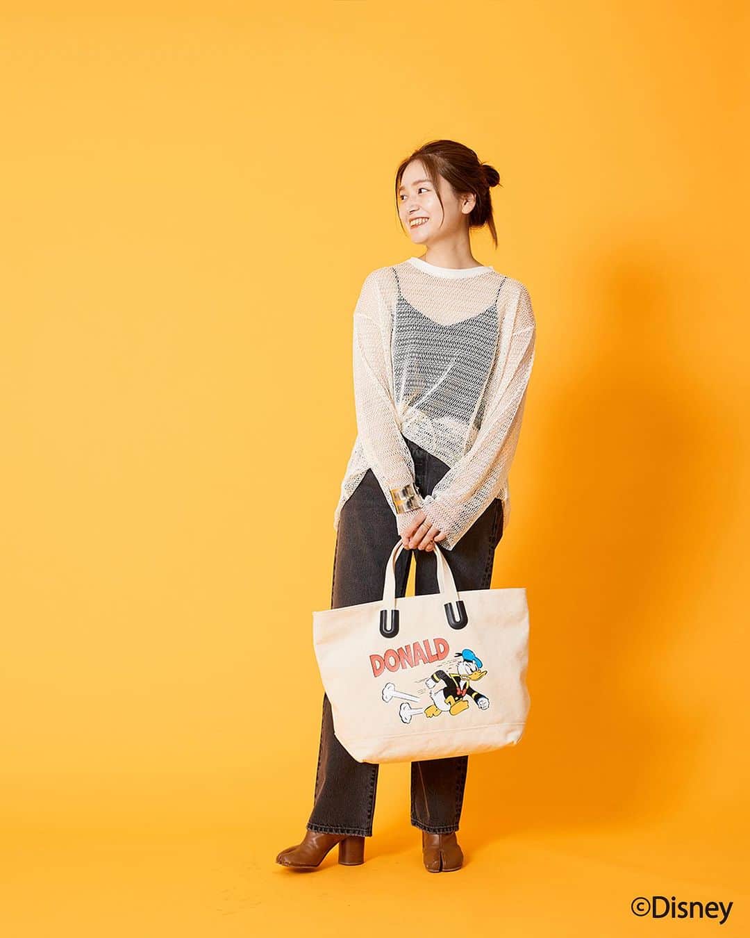 JOURNAL STANDARDさんのインスタグラム写真 - (JOURNAL STANDARDInstagram)「人気のBAGブランド NOMADISより DISNEY スペシャルコレクションのアイテムが登場。  NOMADIS でも定番のモデル Arles にそれぞれミッキーマウス、ドナルドをプリントしたスペシャルアイテムは持つだけで気分の上がるデザイン。 ゆったりと着用できるサイズ感のTシャツは、一枚でももちろん、シャツやジャケットなどのインに着ても映えるスペシャルな仕上がりです。  ナチュラルなカラーをベースにしているので、ユニセックスでも使っていただけるカジュアルなアイテムです。  ——————————  ■DISNEY / NOMADIS＊for JOURNAL STANDARD 別注Tシャツ ¥13,200 no.23070410008010  ■DISNEY / NOMADIS＊for JOURNAL STANDARD Arles XL：別注トートバッグ ¥20,900 no.23092410010810  ●お届け予定：7月中旬 ●限定数量に達し次第、締め切りとなります  ——————————  @onkanaa @baycrews  ——————————  #2023_07_newarrival#baycrews #baycrewsstore #journalstandardladies #journalstandard #2023spring #spring #ジャーナルスタンダード #レディースファッション #ベイクルーズ #大人コーデ #夏コーデ #夏物 #夏服 #大人コーデ#30代コーデ#40代コーデ#ディズニー#ディズニーファッション#ミッキー#ドナルド#ミッキーアイテム#ドナルドアイテム」7月1日 10時47分 - journalstandard.jp