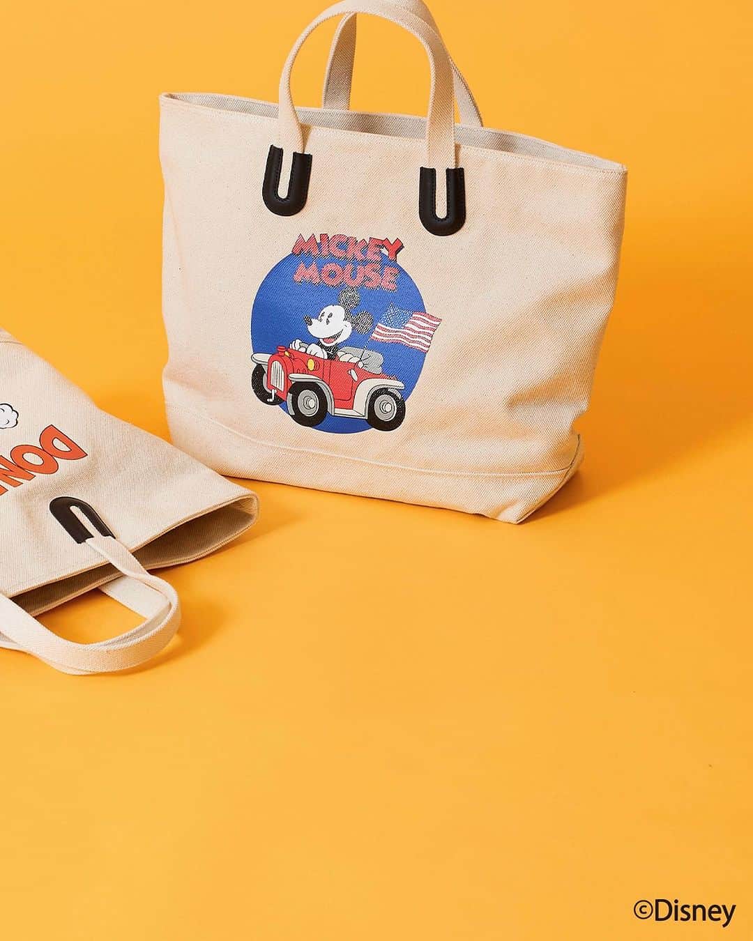 JOURNAL STANDARDさんのインスタグラム写真 - (JOURNAL STANDARDInstagram)「人気のBAGブランド NOMADISより DISNEY スペシャルコレクションのアイテムが登場。  NOMADIS でも定番のモデル Arles にそれぞれミッキーマウス、ドナルドをプリントしたスペシャルアイテムは持つだけで気分の上がるデザイン。 ゆったりと着用できるサイズ感のTシャツは、一枚でももちろん、シャツやジャケットなどのインに着ても映えるスペシャルな仕上がりです。  ナチュラルなカラーをベースにしているので、ユニセックスでも使っていただけるカジュアルなアイテムです。  ——————————  ■DISNEY / NOMADIS＊for JOURNAL STANDARD 別注Tシャツ ¥13,200 no.23070410008010  ■DISNEY / NOMADIS＊for JOURNAL STANDARD Arles XL：別注トートバッグ ¥20,900 no.23092410010810  ●お届け予定：7月中旬 ●限定数量に達し次第、締め切りとなります  ——————————  @onkanaa @baycrews  ——————————  #2023_07_newarrival#baycrews #baycrewsstore #journalstandardladies #journalstandard #2023spring #spring #ジャーナルスタンダード #レディースファッション #ベイクルーズ #大人コーデ #夏コーデ #夏物 #夏服 #大人コーデ#30代コーデ#40代コーデ#ディズニー#ディズニーファッション#ミッキー#ドナルド#ミッキーアイテム#ドナルドアイテム」7月1日 10時47分 - journalstandard.jp