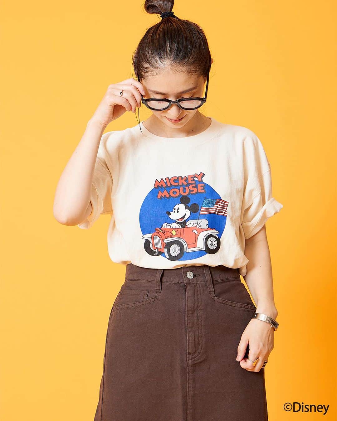 JOURNAL STANDARDさんのインスタグラム写真 - (JOURNAL STANDARDInstagram)「人気のBAGブランド NOMADISより DISNEY スペシャルコレクションのアイテムが登場。  NOMADIS でも定番のモデル Arles にそれぞれミッキーマウス、ドナルドをプリントしたスペシャルアイテムは持つだけで気分の上がるデザイン。 ゆったりと着用できるサイズ感のTシャツは、一枚でももちろん、シャツやジャケットなどのインに着ても映えるスペシャルな仕上がりです。  ナチュラルなカラーをベースにしているので、ユニセックスでも使っていただけるカジュアルなアイテムです。  ——————————  ■DISNEY / NOMADIS＊for JOURNAL STANDARD 別注Tシャツ ¥13,200 no.23070410008010  ■DISNEY / NOMADIS＊for JOURNAL STANDARD Arles XL：別注トートバッグ ¥20,900 no.23092410010810  ●お届け予定：7月中旬 ●限定数量に達し次第、締め切りとなります  ——————————  @onkanaa @baycrews  ——————————  #2023_07_newarrival#baycrews #baycrewsstore #journalstandardladies #journalstandard #2023spring #spring #ジャーナルスタンダード #レディースファッション #ベイクルーズ #大人コーデ #夏コーデ #夏物 #夏服 #大人コーデ#30代コーデ#40代コーデ#ディズニー#ディズニーファッション#ミッキー#ドナルド#ミッキーアイテム#ドナルドアイテム」7月1日 10時47分 - journalstandard.jp