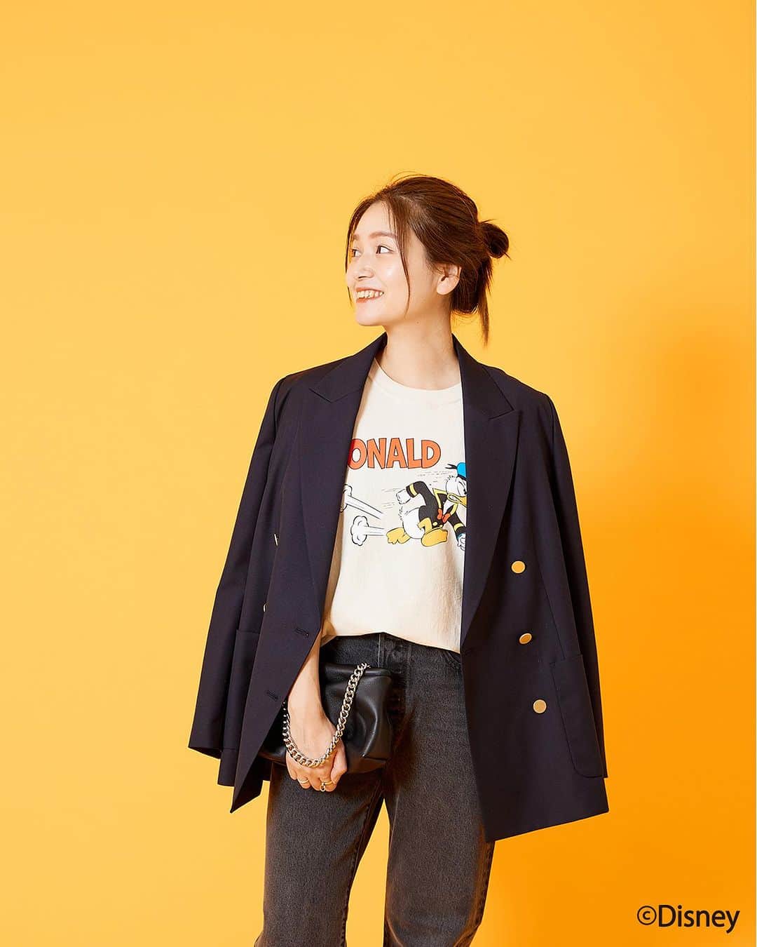 JOURNAL STANDARDさんのインスタグラム写真 - (JOURNAL STANDARDInstagram)「人気のBAGブランド NOMADISより DISNEY スペシャルコレクションのアイテムが登場。  NOMADIS でも定番のモデル Arles にそれぞれミッキーマウス、ドナルドをプリントしたスペシャルアイテムは持つだけで気分の上がるデザイン。 ゆったりと着用できるサイズ感のTシャツは、一枚でももちろん、シャツやジャケットなどのインに着ても映えるスペシャルな仕上がりです。  ナチュラルなカラーをベースにしているので、ユニセックスでも使っていただけるカジュアルなアイテムです。  ——————————  ■DISNEY / NOMADIS＊for JOURNAL STANDARD 別注Tシャツ ¥13,200 no.23070410008010  ■DISNEY / NOMADIS＊for JOURNAL STANDARD Arles XL：別注トートバッグ ¥20,900 no.23092410010810  ●お届け予定：7月中旬 ●限定数量に達し次第、締め切りとなります  ——————————  @onkanaa @baycrews  ——————————  #2023_07_newarrival#baycrews #baycrewsstore #journalstandardladies #journalstandard #2023spring #spring #ジャーナルスタンダード #レディースファッション #ベイクルーズ #大人コーデ #夏コーデ #夏物 #夏服 #大人コーデ#30代コーデ#40代コーデ#ディズニー#ディズニーファッション#ミッキー#ドナルド#ミッキーアイテム#ドナルドアイテム」7月1日 10時47分 - journalstandard.jp