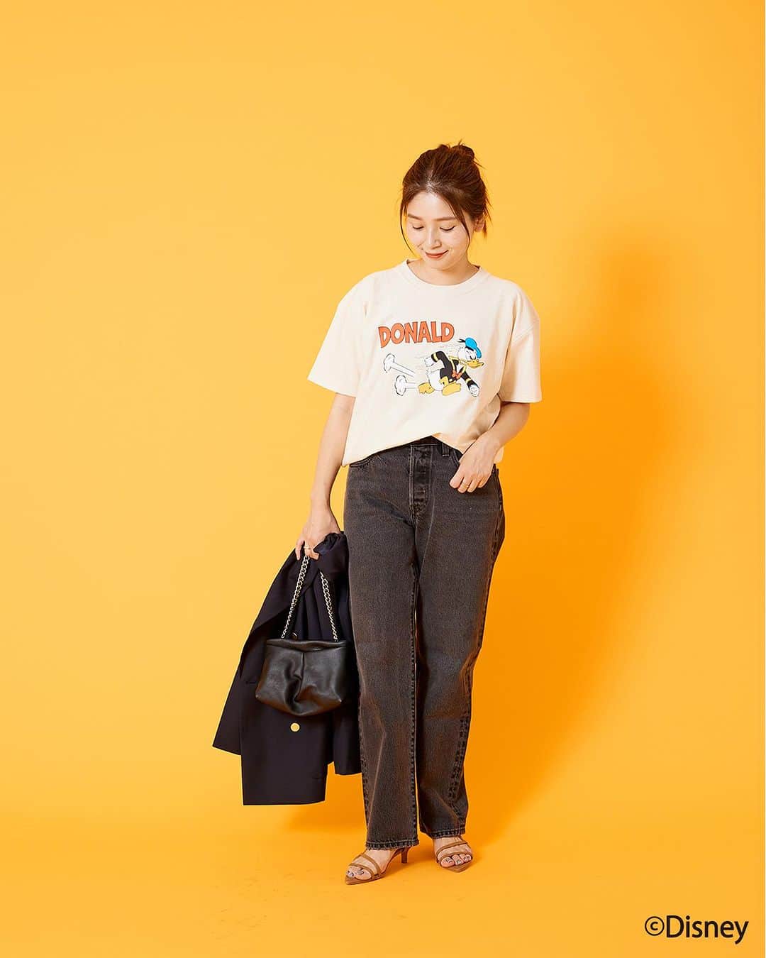 JOURNAL STANDARDさんのインスタグラム写真 - (JOURNAL STANDARDInstagram)「人気のBAGブランド NOMADISより DISNEY スペシャルコレクションのアイテムが登場。  NOMADIS でも定番のモデル Arles にそれぞれミッキーマウス、ドナルドをプリントしたスペシャルアイテムは持つだけで気分の上がるデザイン。 ゆったりと着用できるサイズ感のTシャツは、一枚でももちろん、シャツやジャケットなどのインに着ても映えるスペシャルな仕上がりです。  ナチュラルなカラーをベースにしているので、ユニセックスでも使っていただけるカジュアルなアイテムです。  ——————————  ■DISNEY / NOMADIS＊for JOURNAL STANDARD 別注Tシャツ ¥13,200 no.23070410008010  ■DISNEY / NOMADIS＊for JOURNAL STANDARD Arles XL：別注トートバッグ ¥20,900 no.23092410010810  ●お届け予定：7月中旬 ●限定数量に達し次第、締め切りとなります  ——————————  @onkanaa @baycrews  ——————————  #2023_07_newarrival#baycrews #baycrewsstore #journalstandardladies #journalstandard #2023spring #spring #ジャーナルスタンダード #レディースファッション #ベイクルーズ #大人コーデ #夏コーデ #夏物 #夏服 #大人コーデ#30代コーデ#40代コーデ#ディズニー#ディズニーファッション#ミッキー#ドナルド#ミッキーアイテム#ドナルドアイテム」7月1日 10時47分 - journalstandard.jp