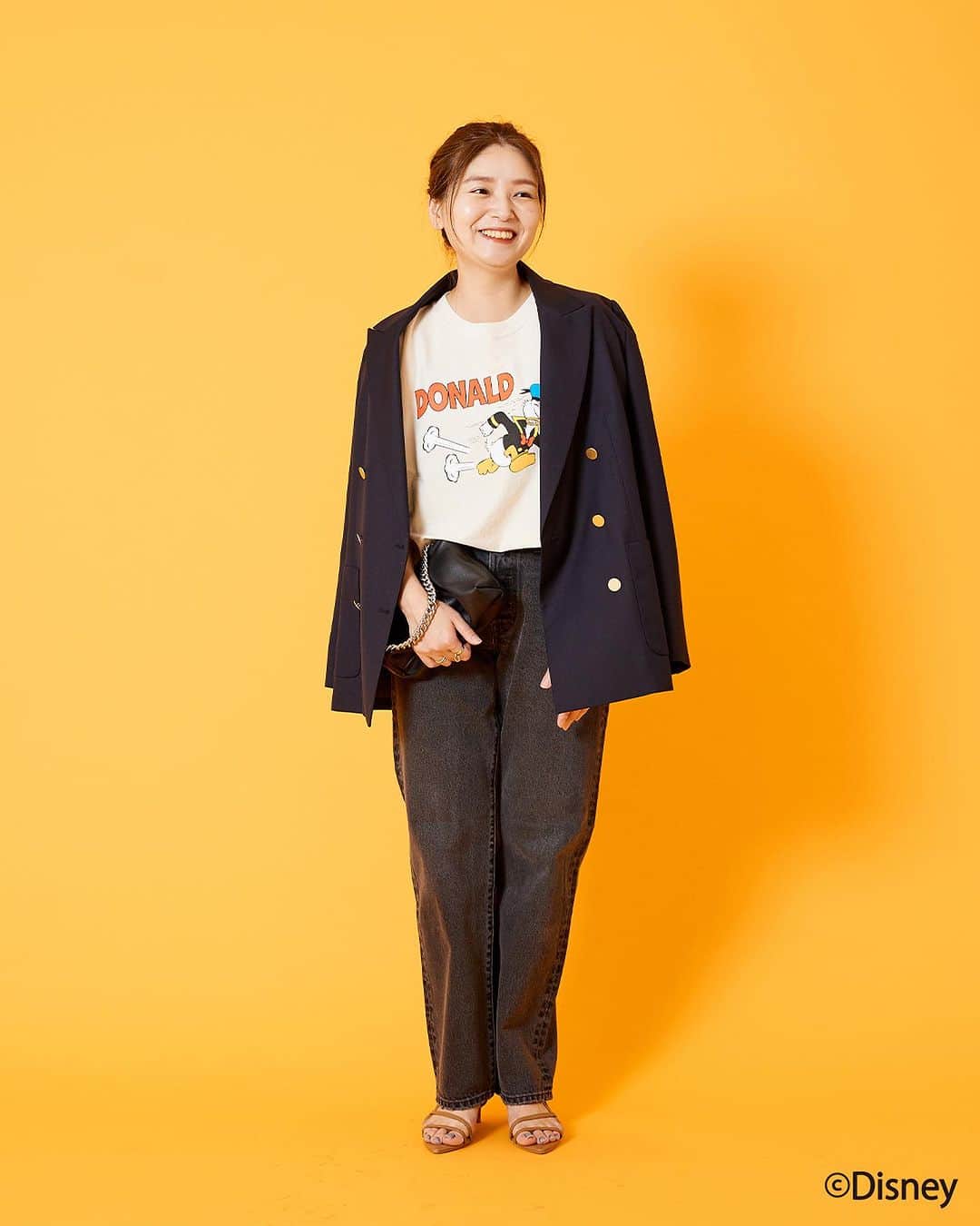 JOURNAL STANDARDさんのインスタグラム写真 - (JOURNAL STANDARDInstagram)「人気のBAGブランド NOMADISより DISNEY スペシャルコレクションのアイテムが登場。  NOMADIS でも定番のモデル Arles にそれぞれミッキーマウス、ドナルドをプリントしたスペシャルアイテムは持つだけで気分の上がるデザイン。 ゆったりと着用できるサイズ感のTシャツは、一枚でももちろん、シャツやジャケットなどのインに着ても映えるスペシャルな仕上がりです。  ナチュラルなカラーをベースにしているので、ユニセックスでも使っていただけるカジュアルなアイテムです。  ——————————  ■DISNEY / NOMADIS＊for JOURNAL STANDARD 別注Tシャツ ¥13,200 no.23070410008010  ■DISNEY / NOMADIS＊for JOURNAL STANDARD Arles XL：別注トートバッグ ¥20,900 no.23092410010810  ●お届け予定：7月中旬 ●限定数量に達し次第、締め切りとなります  ——————————  @onkanaa @baycrews  ——————————  #2023_07_newarrival#baycrews #baycrewsstore #journalstandardladies #journalstandard #2023spring #spring #ジャーナルスタンダード #レディースファッション #ベイクルーズ #大人コーデ #夏コーデ #夏物 #夏服 #大人コーデ#30代コーデ#40代コーデ#ディズニー#ディズニーファッション#ミッキー#ドナルド#ミッキーアイテム#ドナルドアイテム」7月1日 10時47分 - journalstandard.jp