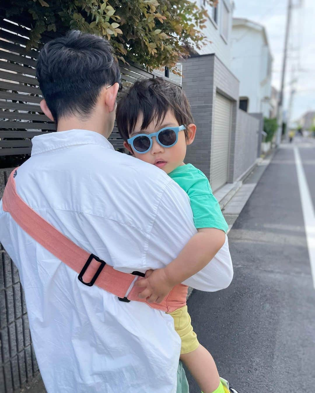 馬渕史香さんのインスタグラム写真 - (馬渕史香Instagram)「うちの息子は共に成長してきたと言っても過言ではないぐらいわが家では愛用してるグスケット💚  夫婦で兼用できるし、息子を下さなくても簡単に夫婦間での抱き替えもめちゃくちゃ楽🙋‍♀️🙋‍♂️ 　 　 使い始めたのは11ヶ月くらいから この頃はちっちゃいねぇ😍 まだ9kgないぐらいかなぁ  で、3歳になって15kgを越えた今でも、出番は減ったけど活躍中✨ 　 　 今は使ってるのは2本目で、1本目は使い倒して少しヨレちゃってるんだけど、まだ十分使えるから防災バッグに⛑️🎒  　 @gooseket_jp  #グスケット #パパグスケット #グスケット抱っこ紐  　 #あしざわ家  #赤ちゃんのいる生活  #令和2年生まれ #5月生まれ #男の子 #boy #2020boy #男の子ママ  #ずぼら主婦」7月1日 10時48分 - fumika0902