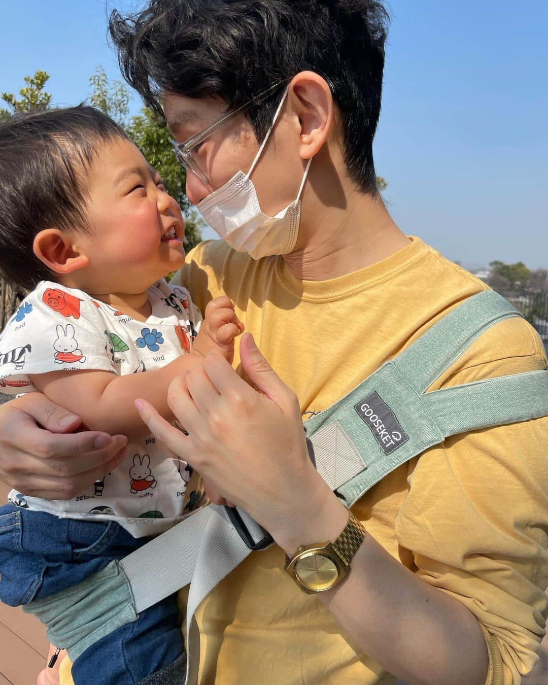 馬渕史香さんのインスタグラム写真 - (馬渕史香Instagram)「うちの息子は共に成長してきたと言っても過言ではないぐらいわが家では愛用してるグスケット💚  夫婦で兼用できるし、息子を下さなくても簡単に夫婦間での抱き替えもめちゃくちゃ楽🙋‍♀️🙋‍♂️ 　 　 使い始めたのは11ヶ月くらいから この頃はちっちゃいねぇ😍 まだ9kgないぐらいかなぁ  で、3歳になって15kgを越えた今でも、出番は減ったけど活躍中✨ 　 　 今は使ってるのは2本目で、1本目は使い倒して少しヨレちゃってるんだけど、まだ十分使えるから防災バッグに⛑️🎒  　 @gooseket_jp  #グスケット #パパグスケット #グスケット抱っこ紐  　 #あしざわ家  #赤ちゃんのいる生活  #令和2年生まれ #5月生まれ #男の子 #boy #2020boy #男の子ママ  #ずぼら主婦」7月1日 10時48分 - fumika0902