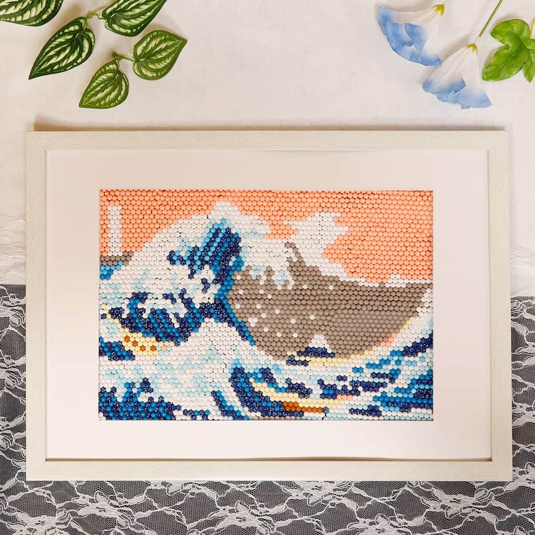 アクアビーズ公式さんのインスタグラム写真 - (アクアビーズ公式Instagram)「7月1日は山開き。日本で一番有名な山といえばやっぱり富士山ですよね⛰️✨  葛飾北斎の有名な浮世絵『冨嶽三十六景　神奈川沖浪裏』をアクアビーズで再現してみました。  アクアビーズには様々な種類のビーズがあるので、ビーズの色や形を使い分けることで、色の違いを細かく表現することができます🎨  みなさんもアクアビーズで大作にチャレンジしてみませんか？  ※「アクアビーズ」は対象年齢6歳以上です。  #アクアビーズ #aquabeads #ビーズ #beads #アクアビーズアレンジ  #アクアビーズアート #おうち時間 #おうち遊び #エポック社 #山開き #富嶽三十六景 #冨嶽三十六景 #葛飾北斎 #神奈川沖浪裏 #浮世絵 #ukiyoe」7月1日 11時00分 - epoch1958_jp