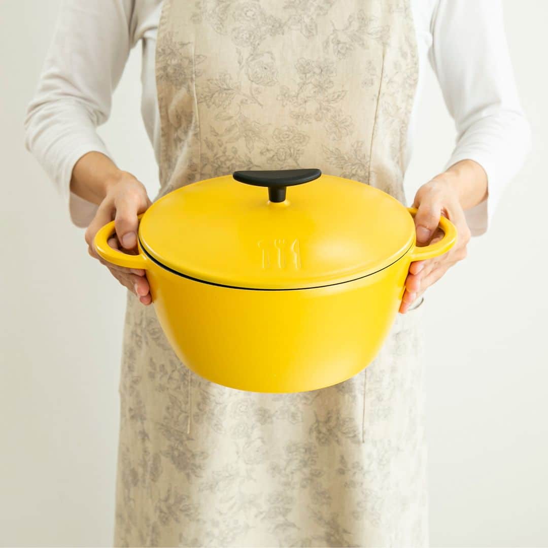 栗原はるみ「ゆとりの空間 」さんのインスタグラム写真 - (栗原はるみ「ゆとりの空間 」Instagram)「. ＼食材のうまみを引き出す／ 「うまみ鍋」  スープや炊き込みごはんなどを作るときに、 あると便利な「うまみ鍋」。 名前の通り、食材のうまみをしっかりと引き出す両手鍋です。  密閉ができて無水調理が可能で、 素材本来のうまみがたっぷり含まれた水分を引き出します。  蒸し煮、炒める、煮込む、炊くなど、 さまざまな調理法で活躍します。 ぜひ、いろいろな料理で使い心地をお試しください。  ご結婚のお祝いギフトとしても◎  --- うまみ鍋22cm ネイビー [13,200円(税込)] （品番：HCXX1313-40F1）  うまみ鍋22cm マスタード [13,200円(税込)] （品番：HCXX1313-13F1） ---  ▼詳しくはプロフィールのリンクから @yutorino_kukan  ********************************** 2023年9月30日（土）まで、 ゆとりの空間オンラインショップにて 新規会員登録をしていただいた方にもれなく、 すぐに使える「500円分のポイント」をプレゼント！ ぜひこの機会に、 会員登録をしてお買いものをお楽しみください♪ **********************************  #定番品 #これからも定番品 #うまみ鍋 #調理道具 #鍋 #両手鍋 #ゆとりの空間 #オンラインショップ #栗原はるみ #栗原心平 #yutorino_kukan #yutorinokukan #sharewithKuriharaharum」7月1日 11時00分 - yutorino_kukan