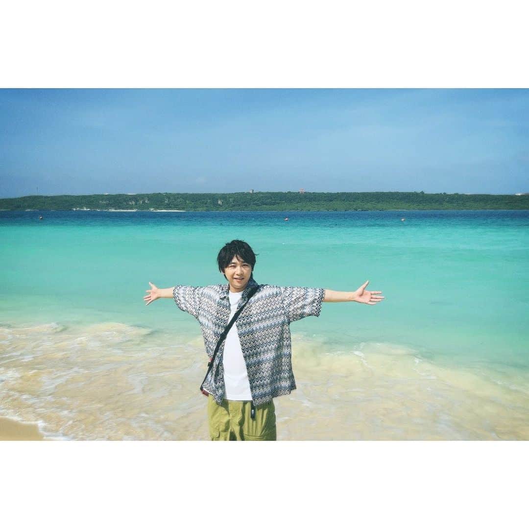 須賀健太さんのインスタグラム写真 - (須賀健太Instagram)「〜旅サラダ宮古島旅ふりかえり〜  やはり1発目は宮古島の海っ！ なんかもう綺麗を通り越して美しい…美術品のような…🌊 ずっと眺めていられる海と波でした！！😳  水温も適応で、「気持ちいい〜」と呟いてしまうほど😳 この時は足だけ入りましたが、大満足でした！☺️  #旅サラダ #宮古島」7月1日 10時57分 - sugakenta1019