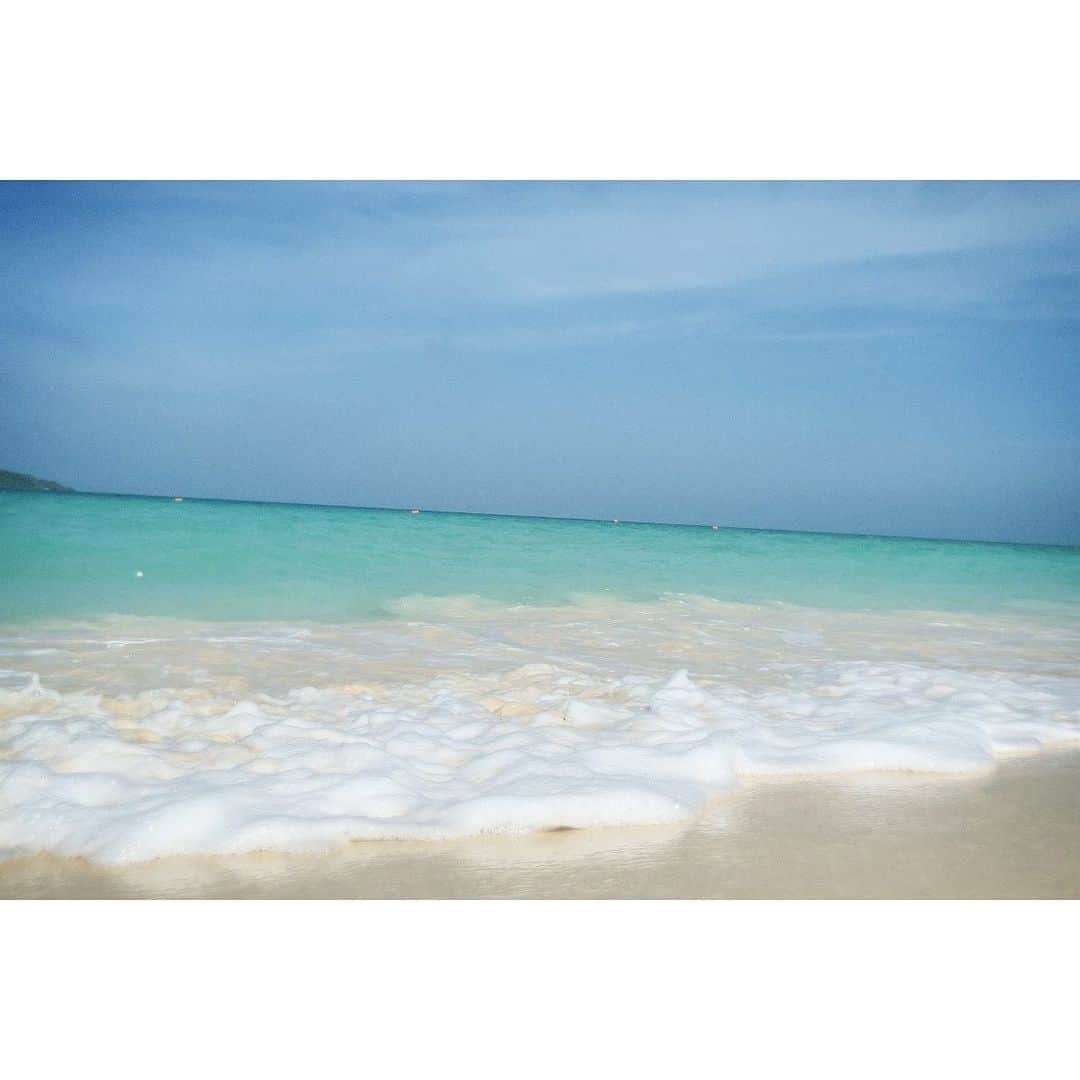 須賀健太さんのインスタグラム写真 - (須賀健太Instagram)「〜旅サラダ宮古島旅ふりかえり〜  やはり1発目は宮古島の海っ！ なんかもう綺麗を通り越して美しい…美術品のような…🌊 ずっと眺めていられる海と波でした！！😳  水温も適応で、「気持ちいい〜」と呟いてしまうほど😳 この時は足だけ入りましたが、大満足でした！☺️  #旅サラダ #宮古島」7月1日 10時57分 - sugakenta1019