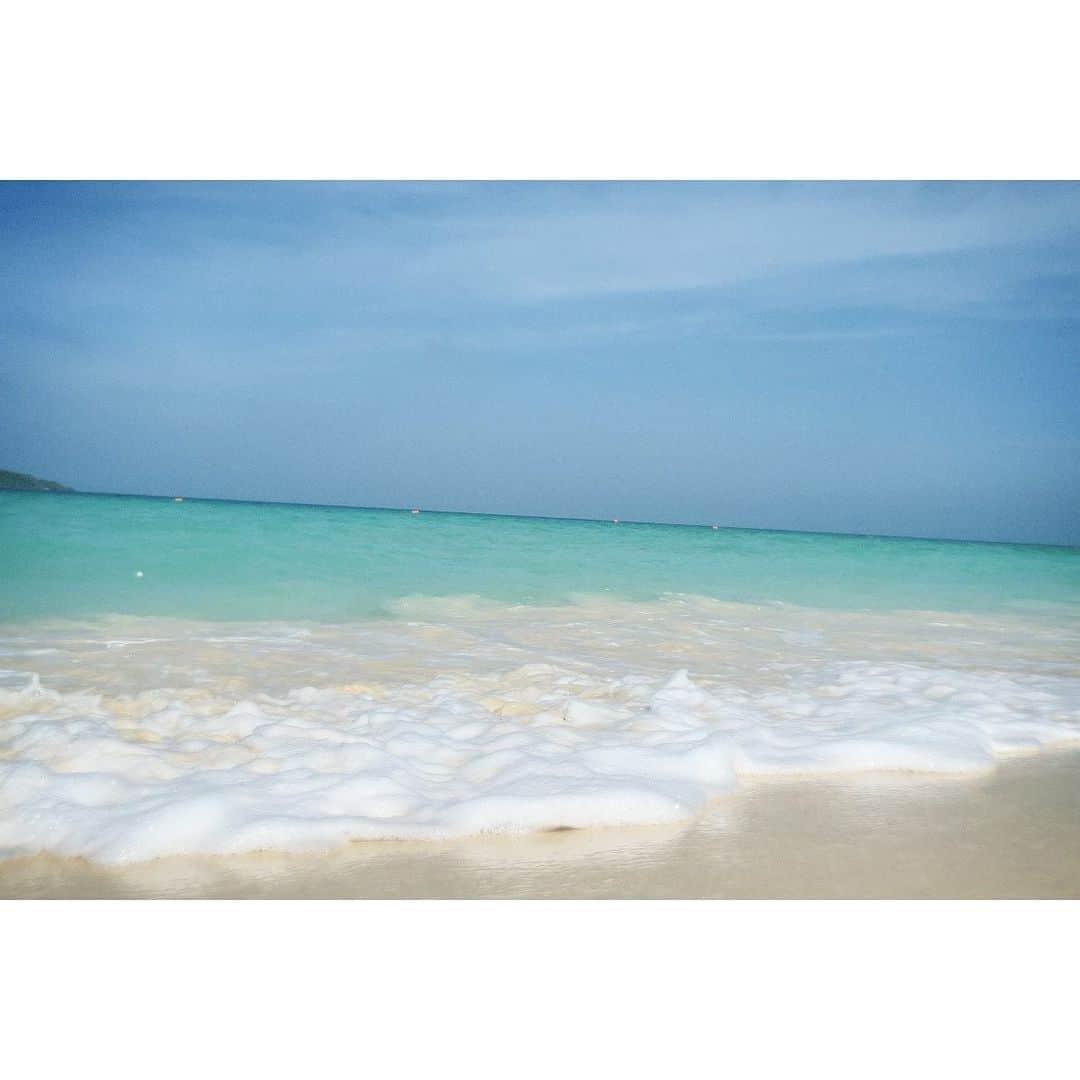須賀健太さんのインスタグラム写真 - (須賀健太Instagram)「〜旅サラダ宮古島旅ふりかえり〜  やはり1発目は宮古島の海っ！ なんかもう綺麗を通り越して美しい…美術品のような…🌊 ずっと眺めていられる海と波でした！！😳  水温も適応で、「気持ちいい〜」と呟いてしまうほど😳 この時は足だけ入りましたが、大満足でした！☺️  #旅サラダ #宮古島」7月1日 10時57分 - sugakenta1019
