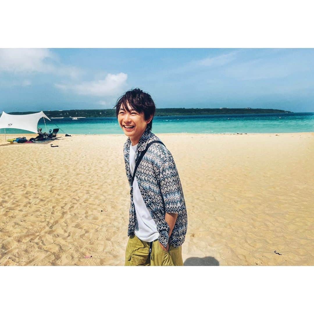 須賀健太のインスタグラム：「〜旅サラダ宮古島旅ふりかえり〜  やはり1発目は宮古島の海っ！ なんかもう綺麗を通り越して美しい…美術品のような…🌊 ずっと眺めていられる海と波でした！！😳  水温も適応で、「気持ちいい〜」と呟いてしまうほど😳 この時は足だけ入りましたが、大満足でした！☺️  #旅サラダ #宮古島」