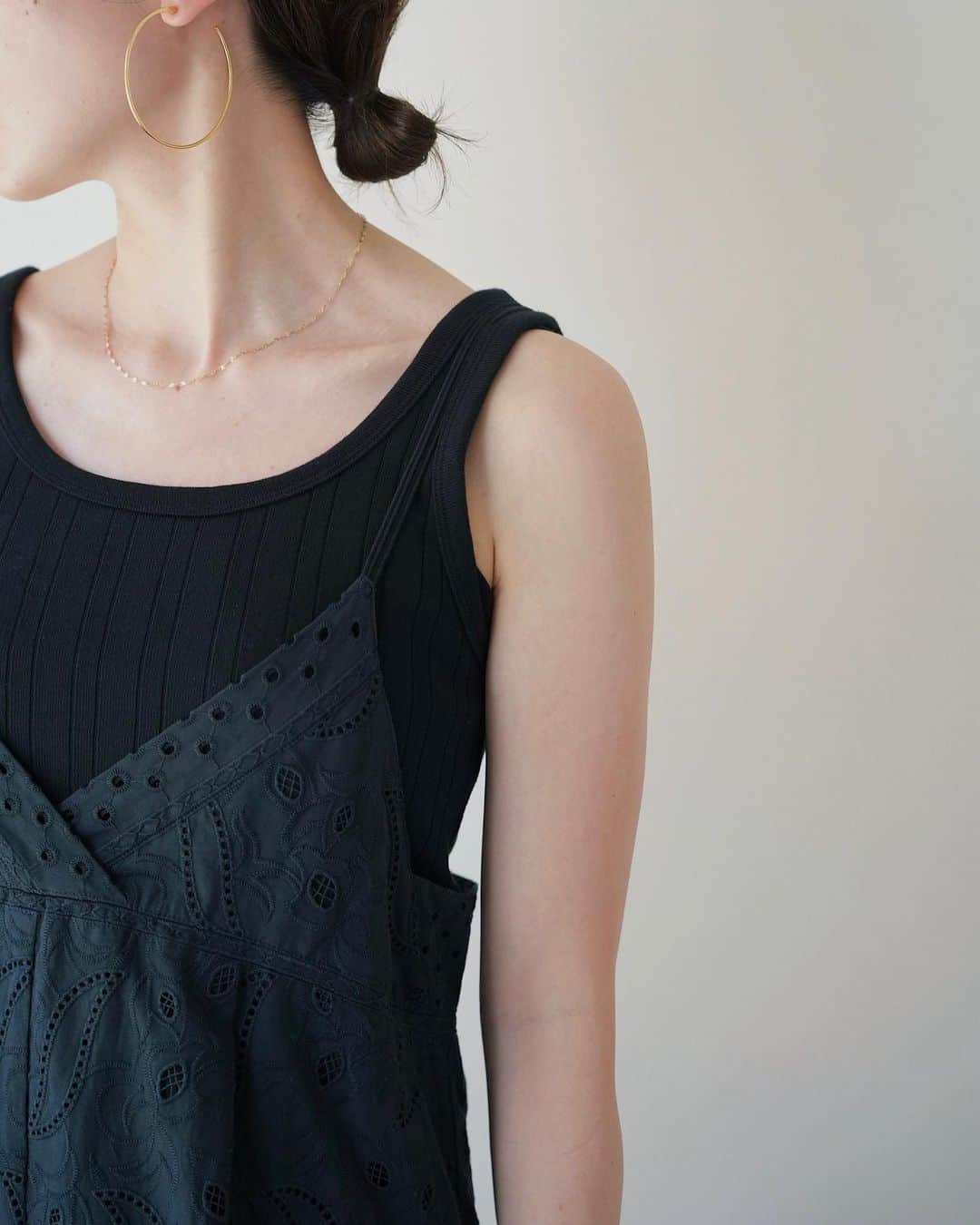 のインスタグラム：「NEW IN▼ 昨年も大人気だった、 レースオールインワンが入荷！ ⁡ レース×刺繍のデザインが、 1枚で華やかさを演出してくれます✨ ⁡ バックストラップで、 丈感を調整できるのが嬉しいポイント。 ⁡ ⁡ ￣￣￣￣￣￣￣ ⁡ レースオールインワン ¥30,800(税込) Size:free Color:ブラック,ホワイト No.23040900905030 ⁡ 店舗→来週入荷予定 EC→通常販売はなし ※ホワイト(010)は、追加予約販売中 ブラック(001)は、品番23040900905130で 追加予約販売中  ⁡ ⁡ スーピマランダム針抜きリブタンクトップ ¥7,150(税込) Size:free Color:ブラック,ホワイト,サックスブルー,ベージュ No.23070900004010 ⁡ ⁡ シアーVネックカーディガン ¥17,600(税込) Size:free Color:ブラック,ブラウン No.23080900343030  店舗→来週入荷予定 ⁡EC→予約販売中 ⁡ IENA ポインテッドフラットサンダル ¥16,500(税込) Size:35,36,37,38,39 Color:ホワイト,ブラック No.23093910008810 ⁡ ⁡ ⁡ MARLOTA TOTE BAG ¥55,000(税込) Size:free Color:ブラック No.23092910000030 ⁡ ⁡ ⁡ ￣￣￣￣￣￣￣ ⁡ ⁡ #iena #iena_23ss #baycrews #baycrewsstore  #fashion #ファッション#夏 #夏コーデ #オールインワン #オールインワンコーデ  #レース #2023_07_newarrival」