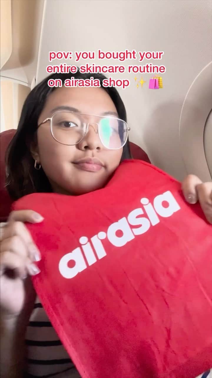 エアアジアのインスタグラム：「Skincare routine onboard?! ✈️✨   Keep glowing and stay fresh when you purchase your fave skincare products via airasia shop available on airasia Superapp! Enjoy up to 60% off select items and get extra 5% off when you purchase 2✌️  Happy shopping! #airasiashop #airasiaSuperapp #travelshopping」