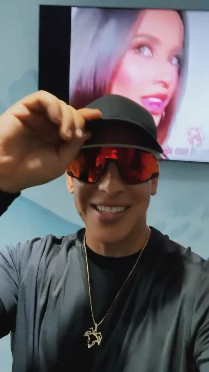 ダディー・ヤンキーのインスタグラム：「Song: LA BABY  @tainy @feid @sech @daddyyankee  🥷🏼 💚 🐻 🐐」