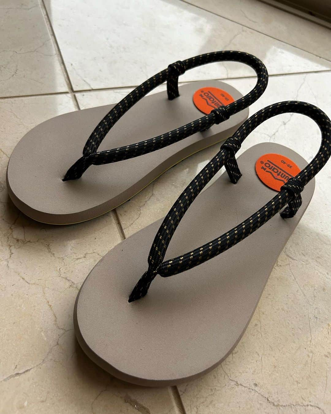 スタイヤーノ梨々菜のインスタグラム：「buntaroの Waraji Sandals !!  しっかり5本指を使えるようになるしお気に入り🤩 私の小指の形も少し変わってきてよくなってきました。  おすすめです！ 入れ物もかわいい😆 気になった方、ぜひ履いてみてください🌟 @buntaro_official   #waraji #sandal #わらじ #草鞋 #buntaro」