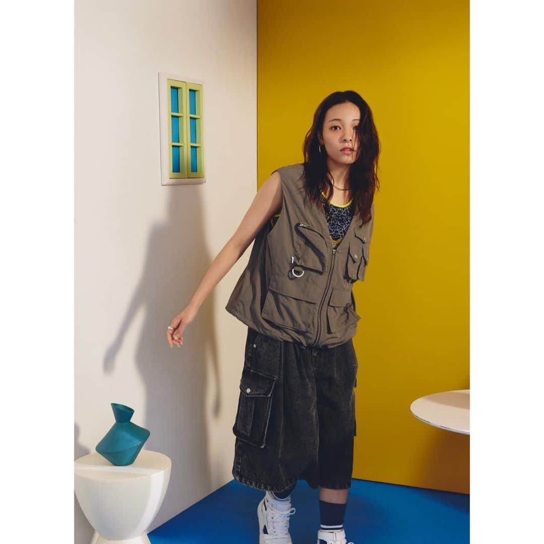 ジェニーのインスタグラム：「【報告】 この度、洋服をプロデュース させて頂きました!!🥳🎉✨  まず一品目はイチオシの 『ランダムポケットミリタリーベスト』🥹💕  ずっと欲しかったのー！ こだわりを詰め込んだら マジで時間掛かったあああ！ かわいいから見て欲しいの！  1️⃣ポケットの数や配置、形にもこだわって 少し珍しめのポケットも作ったの😏✧  2️⃣ちなみにそのポケットのチャックはスケボのアウターと同じ下からチャックがある仕組みになってる（はずw） ✨要するに物が落ちにくいってこと✨  3️⃣グレーのミリタリージャケット珍しくない！？°∀︎°  4️⃣白の裏地は白、グレーは  なんとミントグリーンにしているのよ🥹🥹🥹 ポケットのフタ？の裏側とか色がミントに！  5️⃣クールもガーリーもいけちゃう！ モノトーン系はもちろん、パステル系もいけるように2色用意した😏  6️⃣オーバーサイズ！ 女性はMサイズ 男性はLサイズ （私が着てるのもMサイズ身長157cm）  7️⃣ちなみにこのボトムスも作りました😎  FRONT ROW by UUUMのサイトにて 7月10日(月)まで受注販売してるよ！ まだまだあるからまた投稿するねー！」