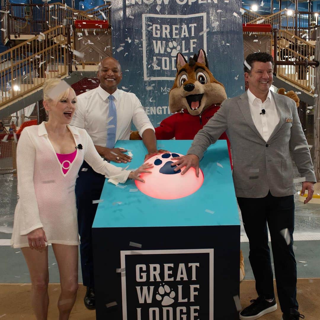 アンナ・ファリスのインスタグラム：「After years of my son begging to visit Great Wolf Lodge, I scored some serious mom points by taking him to the Grand Opening of the newest and biggest Great Wolf Lodge in my home state of Maryland! We rode water slides until we were prunes, fearlessly made our way across the towering ropes course, and unleashed our inner wizards playing MagiQuest. It was THE BEST TIME EVER!」