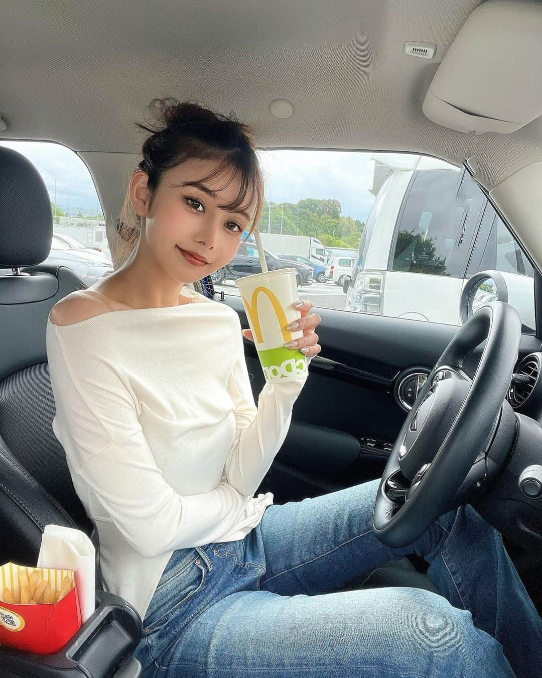 YUKIのインスタグラム：「友達と旅行に車運転しながらマック最高じゃん❤️‍🔥  これはどこ行ってきたでしょう〜？ #旅行 #trip #japantrip #旅行好きな人と繋がりたい #me #minicooper #mini #drive #ドライブ　#車好き」