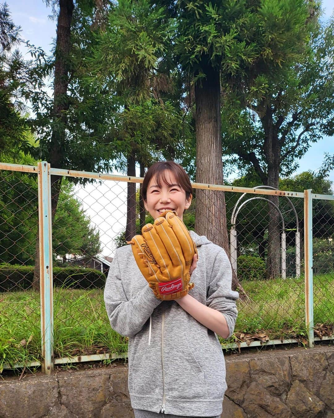 野村麻純のインスタグラム：「⁡ ⁡ ⁡ 撮影の空き時間 スタイリストさんに着心地の良い スウェット上下セットをお借りしました🩶 ⁡ ⁡ 見えますか私の左腕のピッチコムが(3枚目) 投手自らサインを出すMLB設定。 ⁡ のはずなのに、首を振ってみたりもして 日本と米国を行ったり来たり忙しない.. ⁡ へっぽこ投手ですが  挨拶だけはしっかりします。 ⁡ #キャッチボール ...?  #謎コミカルなBGM ⁡」