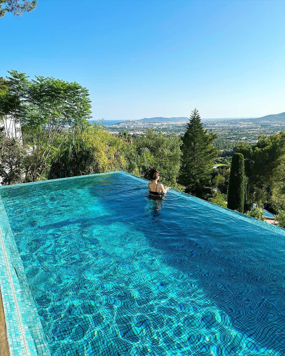 ririのインスタグラム：「泊まってるヴィラ🐬✨の プールが凄すぎて🤭  #ibiza」