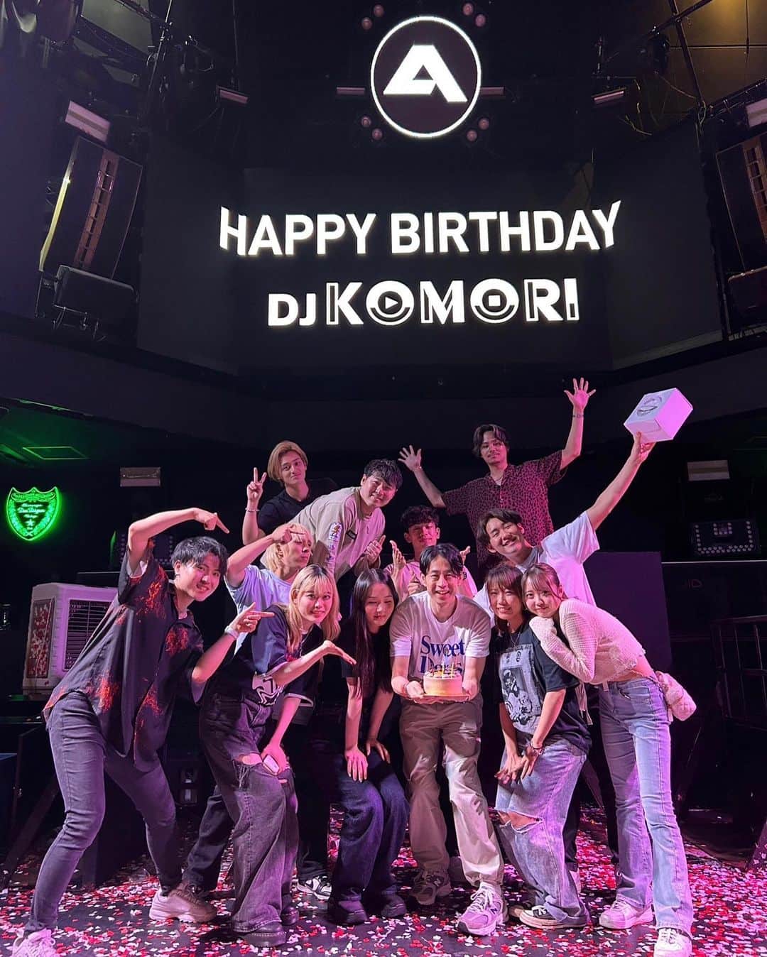 DJ Komoriのインスタグラム：「THANK YOU ATOM TOKYO CREW🫶 先週の日曜にDJ陣やいつも盛り上げてくれるイベンターそしてAtom Tokyoのみんなにお祝いしてもらいました！！本当にありがとう！！！ 最高に楽しい夜だった…✨🥹 みるくケーキ作ってくれてありがとう🎂🙏  最近は絶好調なAtomはこの日も1000人以上のお客さんが詰めかけた夜でした🔥🔥 これからも毎週日曜にこのメンバーで最高のパーティー作って行きます🫡  #atomtokyo #HAPPYSUNDAY #djkomori #sugarbitz #tokyonightlife」