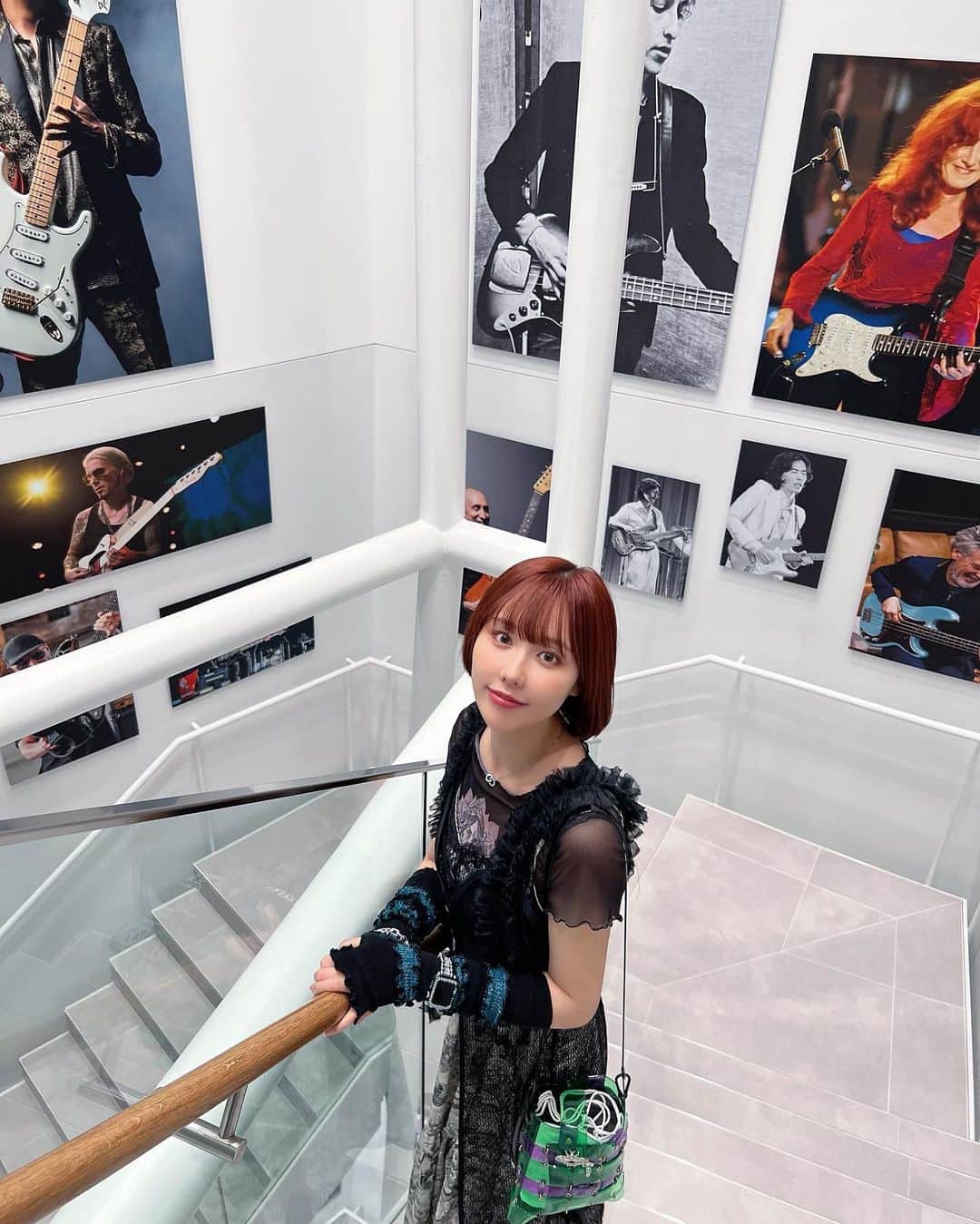のインスタグラム：「6月30日にOPENするFender flagship tokyo にちょっぴり早く行ってきました🎸 すんばらしい空間でした🔥🔥🔥  #Fender #フェンダー」