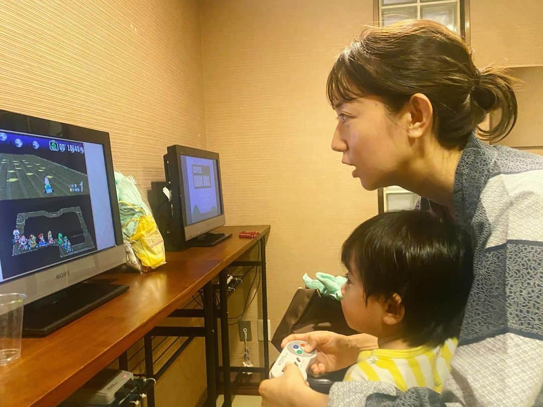 豊崎由里絵のインスタグラム：「. 子どものサポートのはずが つい本気になってしまった夜。🥹  #温泉宿でマリオカート #懐かしのファミコン #いつの間にか息子のコントローラーを奪っている #そして口開いてる」