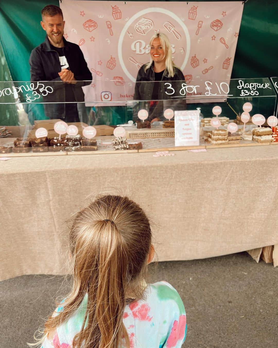 シェール・ロイドのインスタグラム：「We had a lovely time at the Great Malvern Food festival. Yummy treats from @_bakesbygee 🥰 Delilah went for the Aero and I chose Biscoff, soooooo goooood! ♥️」