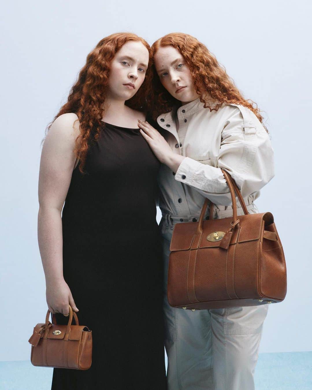 マルベリーのインスタグラム：「Twinning.  Our #MulberryBayswater and Mini Bayswater in Oak.」