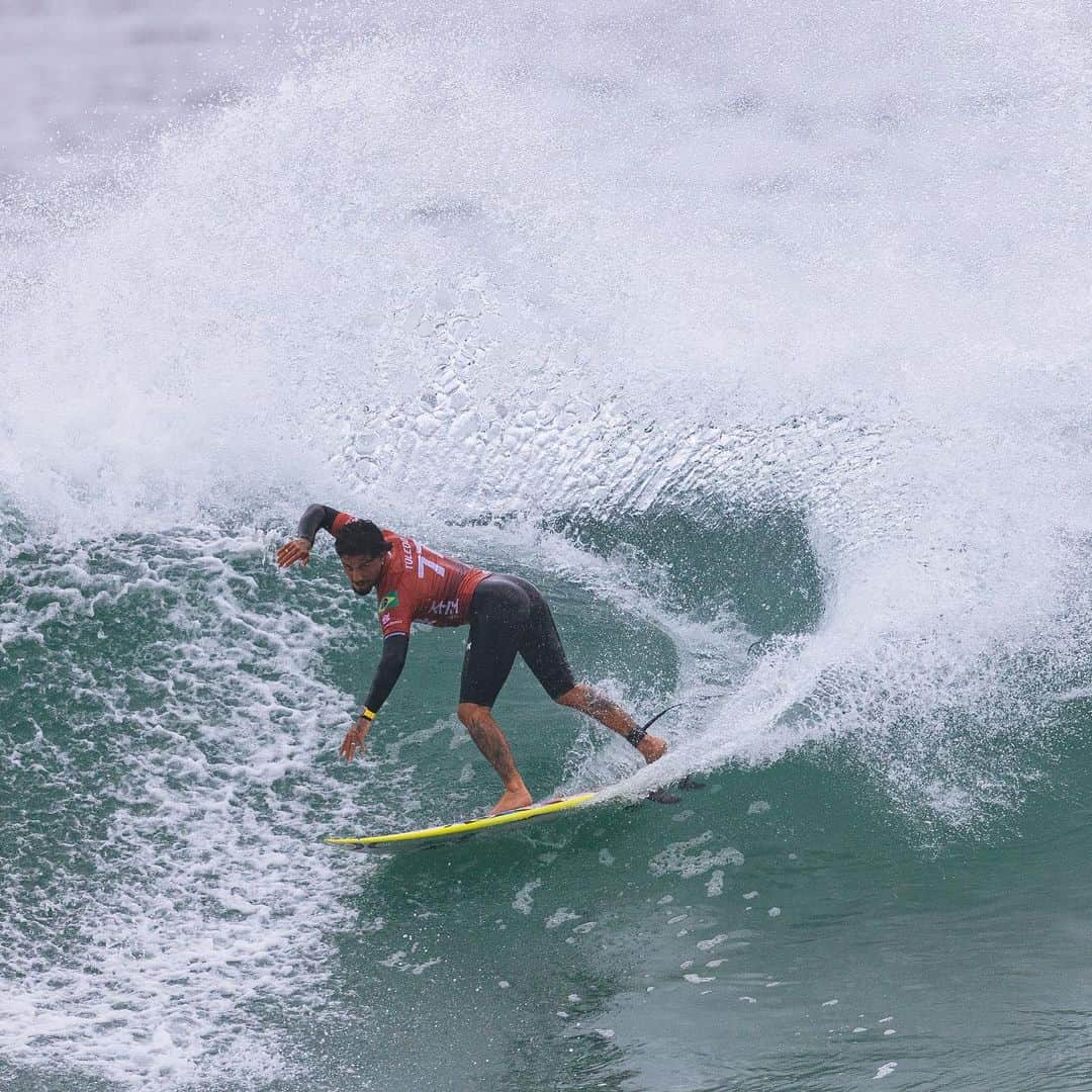 フィリッペ・トレドのインスタグラム：「UPDATE- Passa pro lado 🇧🇷 🇺🇸   Obrigado a todos pelo suporte e pelo carinho! Jaja estamos de volta ! Jbay see u soon!   Obrigado Dr Carlos e Dra Michele por todo o carinho e suporte cmg! Obrigado @anandamarcal por nunca me abandonar!❤️ Obg @wsl por todo o suporte e prontidão parar agilizar tudo!  Vamos que vamos ⚔️🫶🏽  Obrigado @brunagrano @raphaelromano por todo o suporte! Vamos com tudo 🤘🏽🤙🏽」